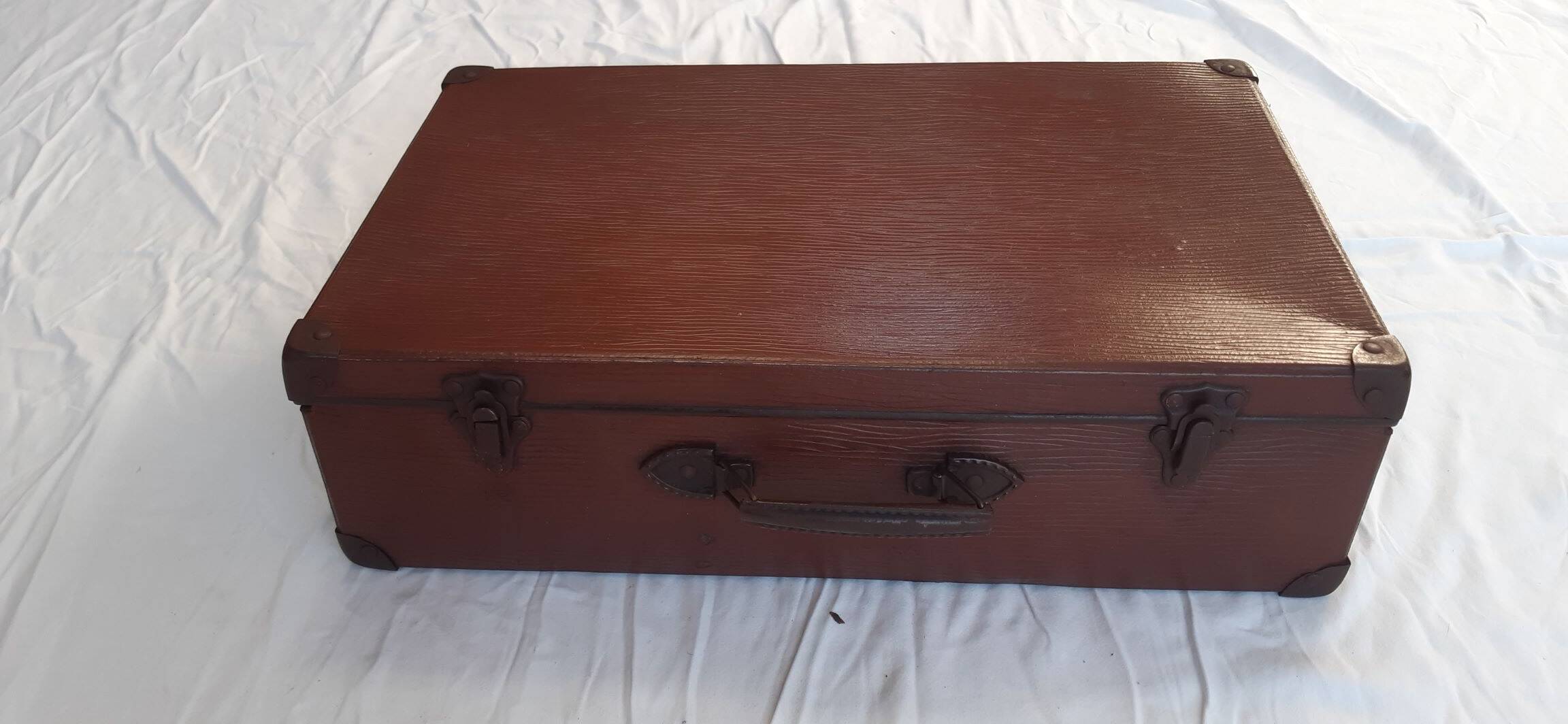 Old suitcase “Au Bon Accueil”