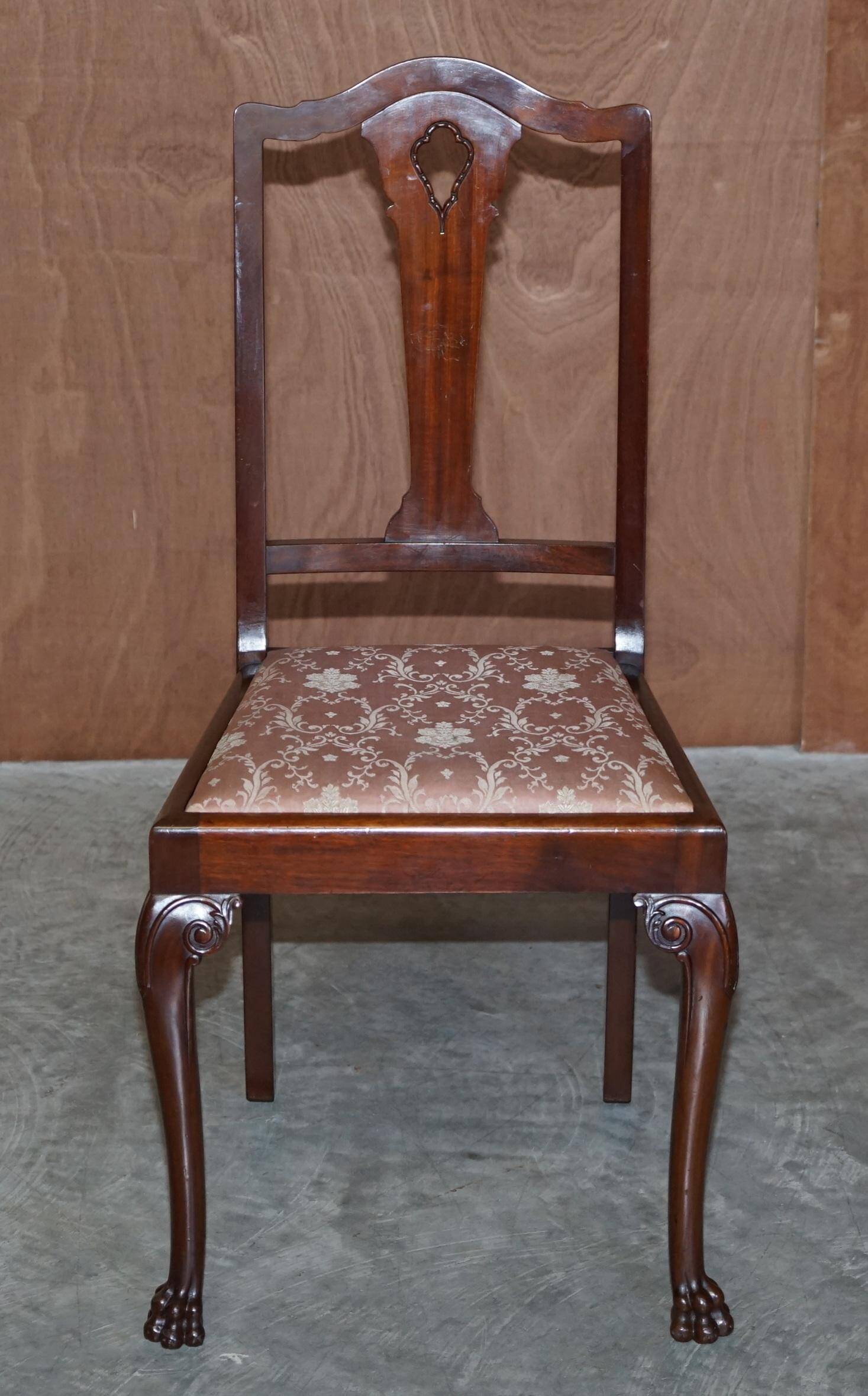 Paire de chaises anglaises anciennes en bois dur avec pieds sculptés en patte de lion