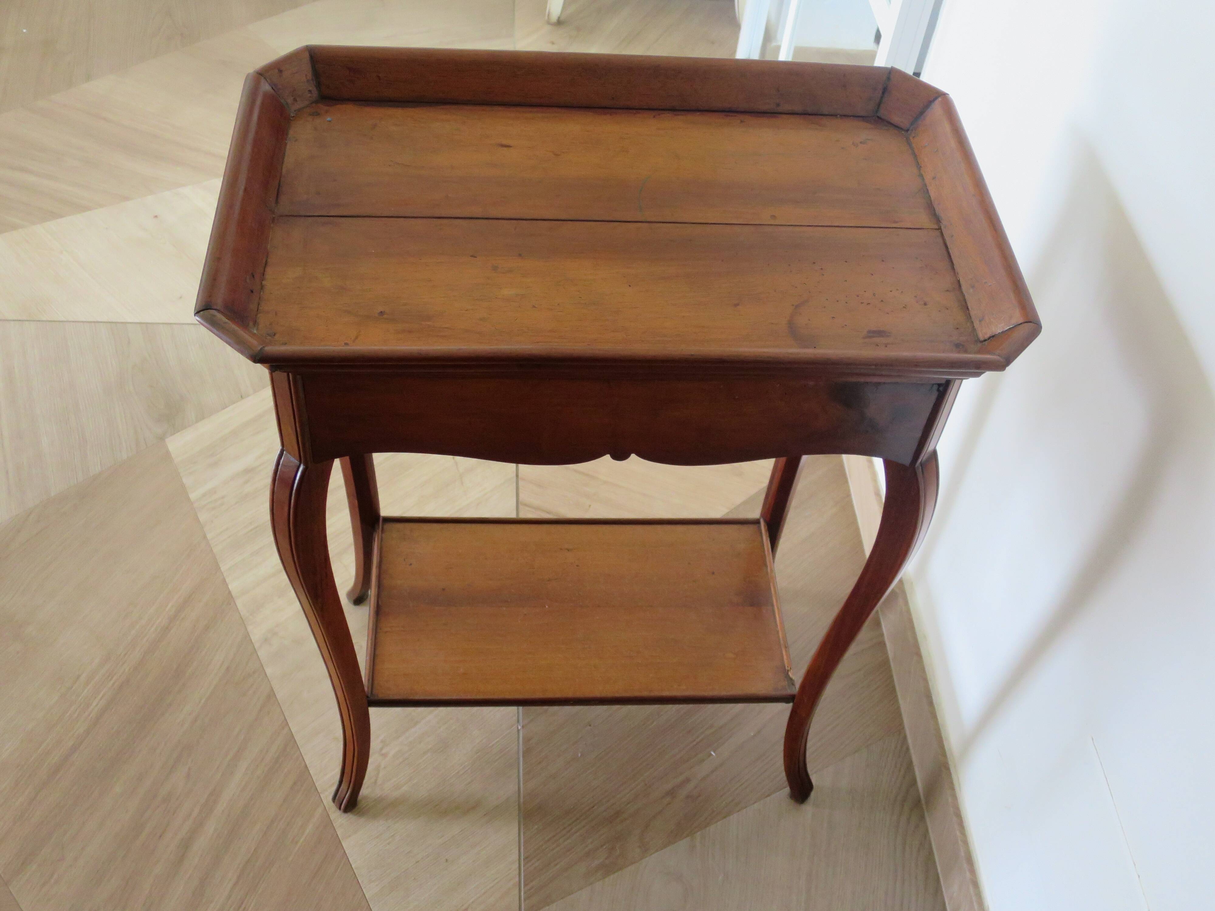 Side table – End table – Mahogany – Raised edge top – 1 drawer