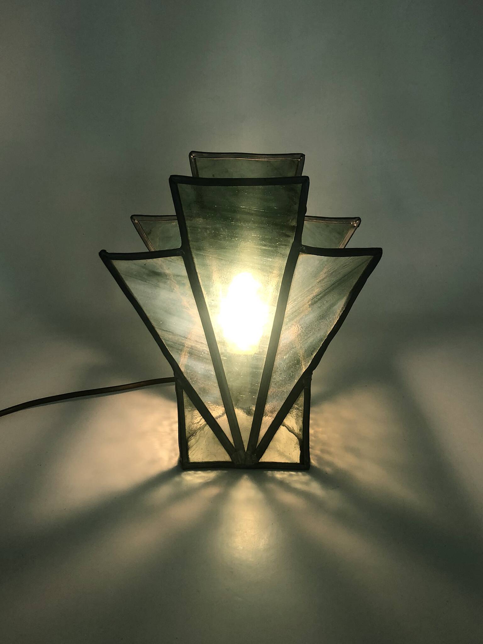 Lampe ou applique murale en vitrail et plomb. Époque Art Déco
