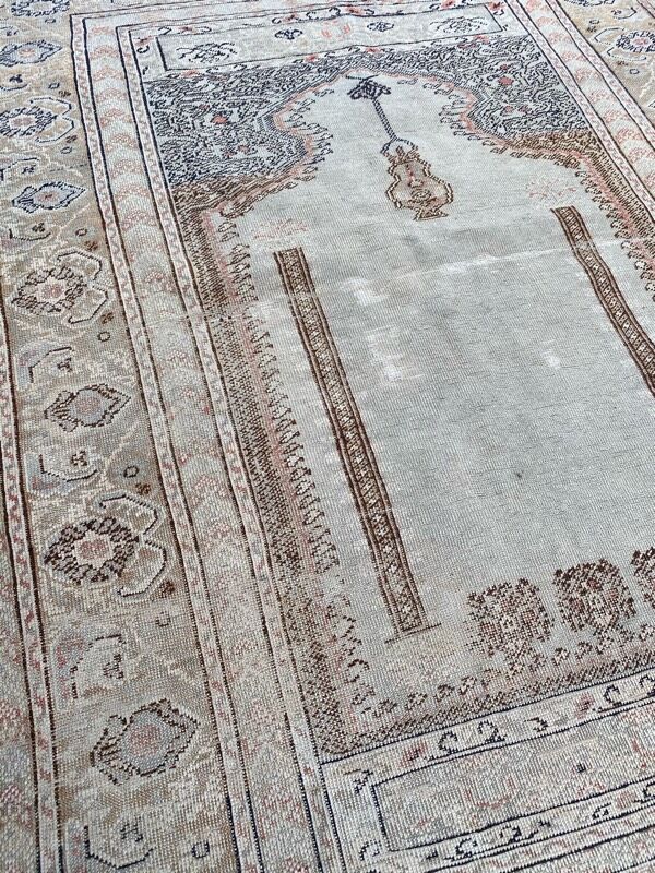Ancient Turkish prayer rug ghyordes 122x145 cm