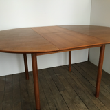 Extendable round dining table