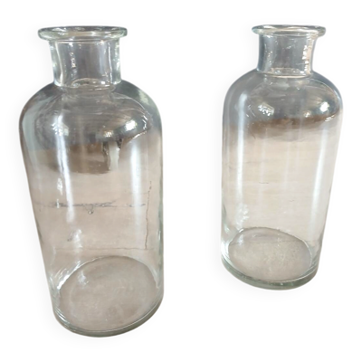2 grands flacons anciens en verre transparent