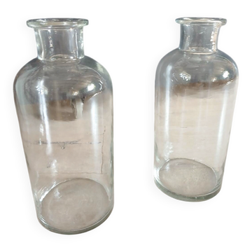 2 grands flacons anciens en verre transparent