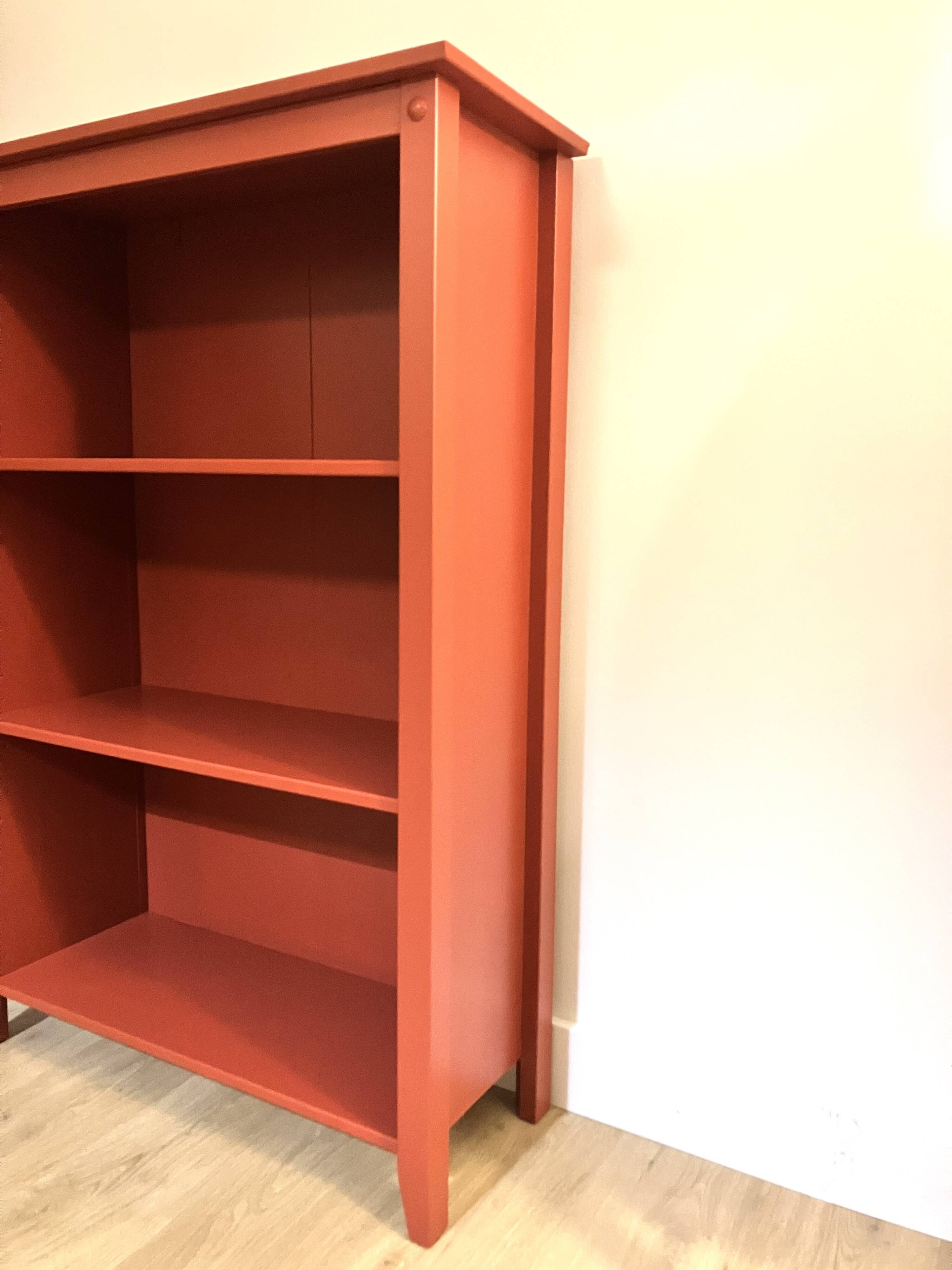 Library, pine bookshelves