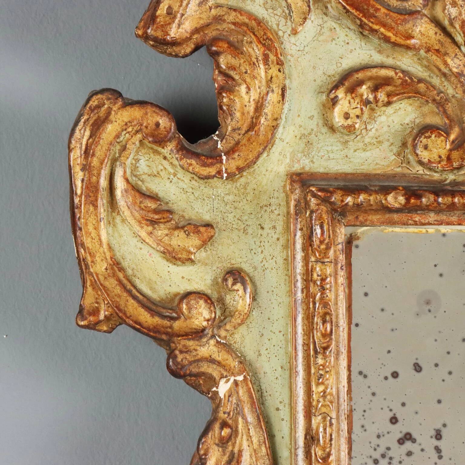 Miroir en bois de mélèze sculpté et doré