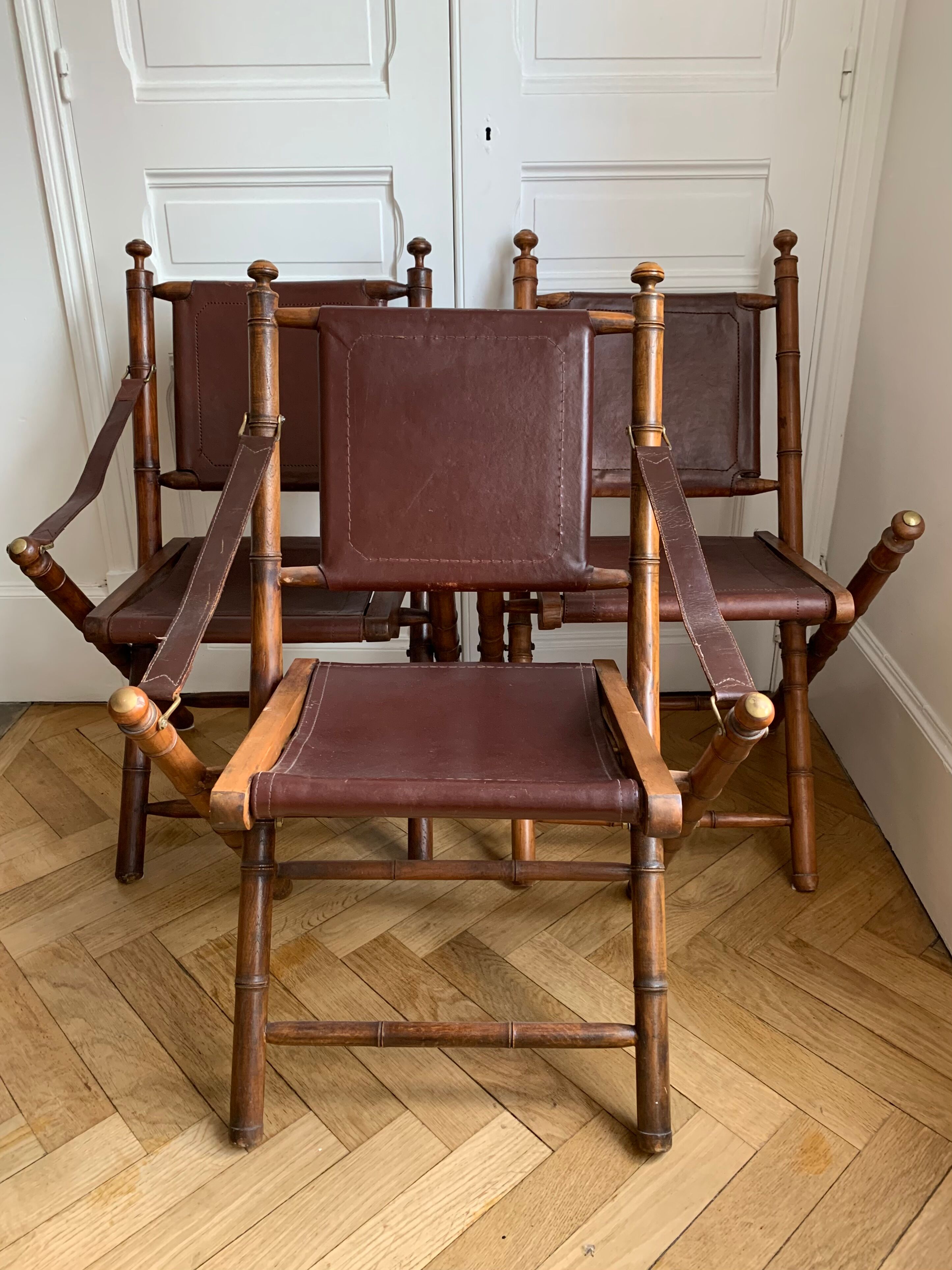 Lot de trois chaises d’officier pliantes bois et cuir