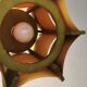 Lampe ancienne en placage de bois, partiellement peinte en vert.