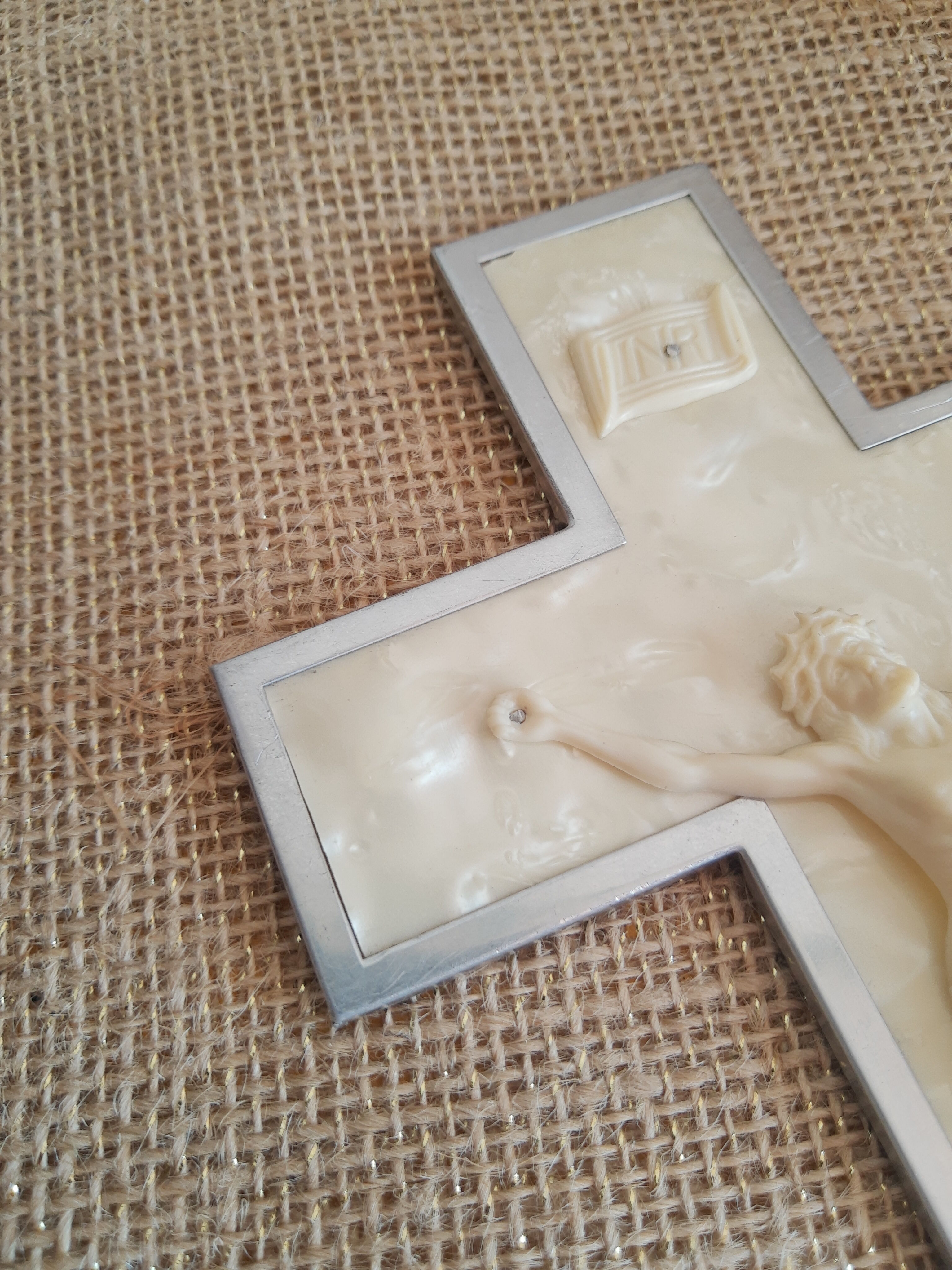 Crucifix en aluminium vintage