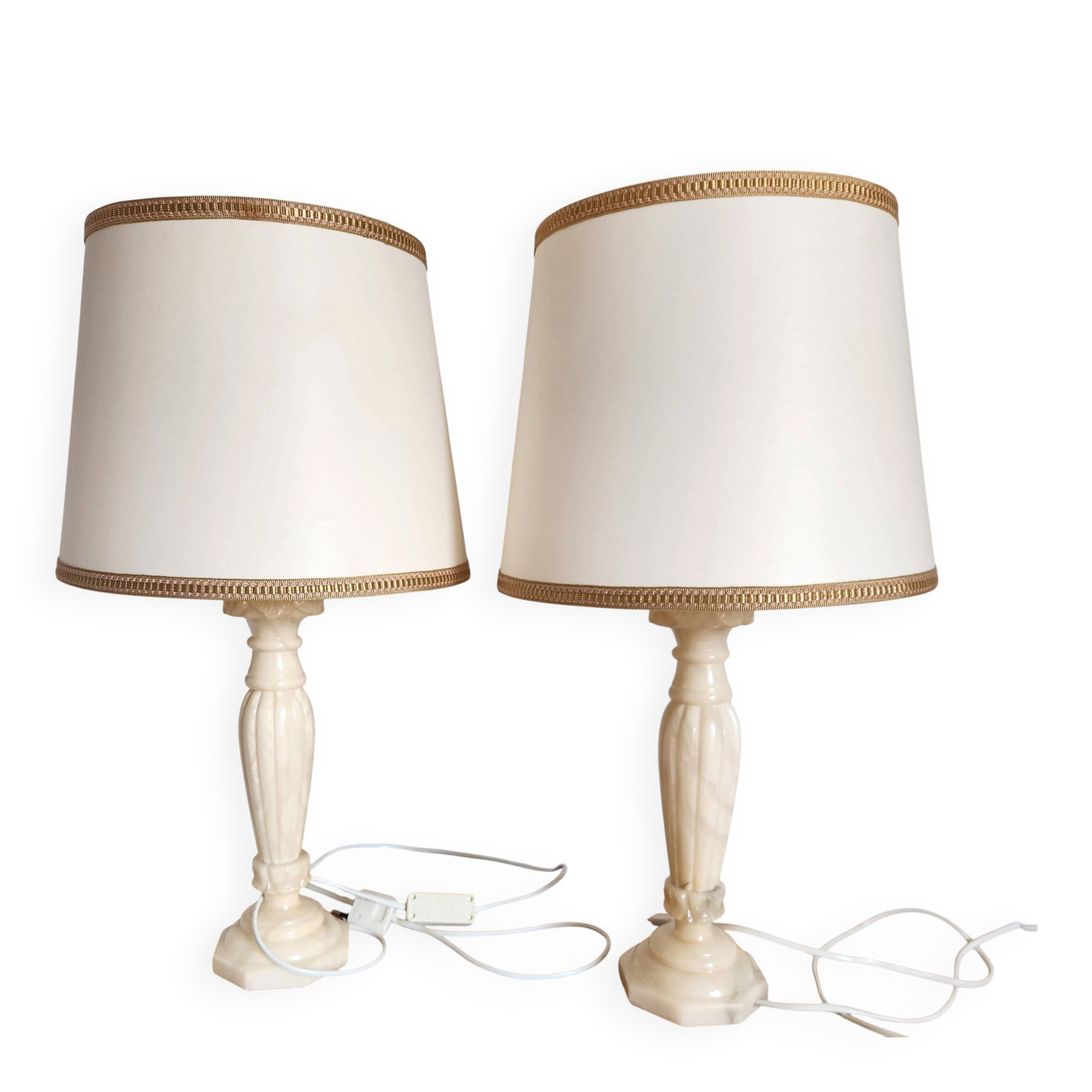 Deux lampes à poser, pieds en albatre