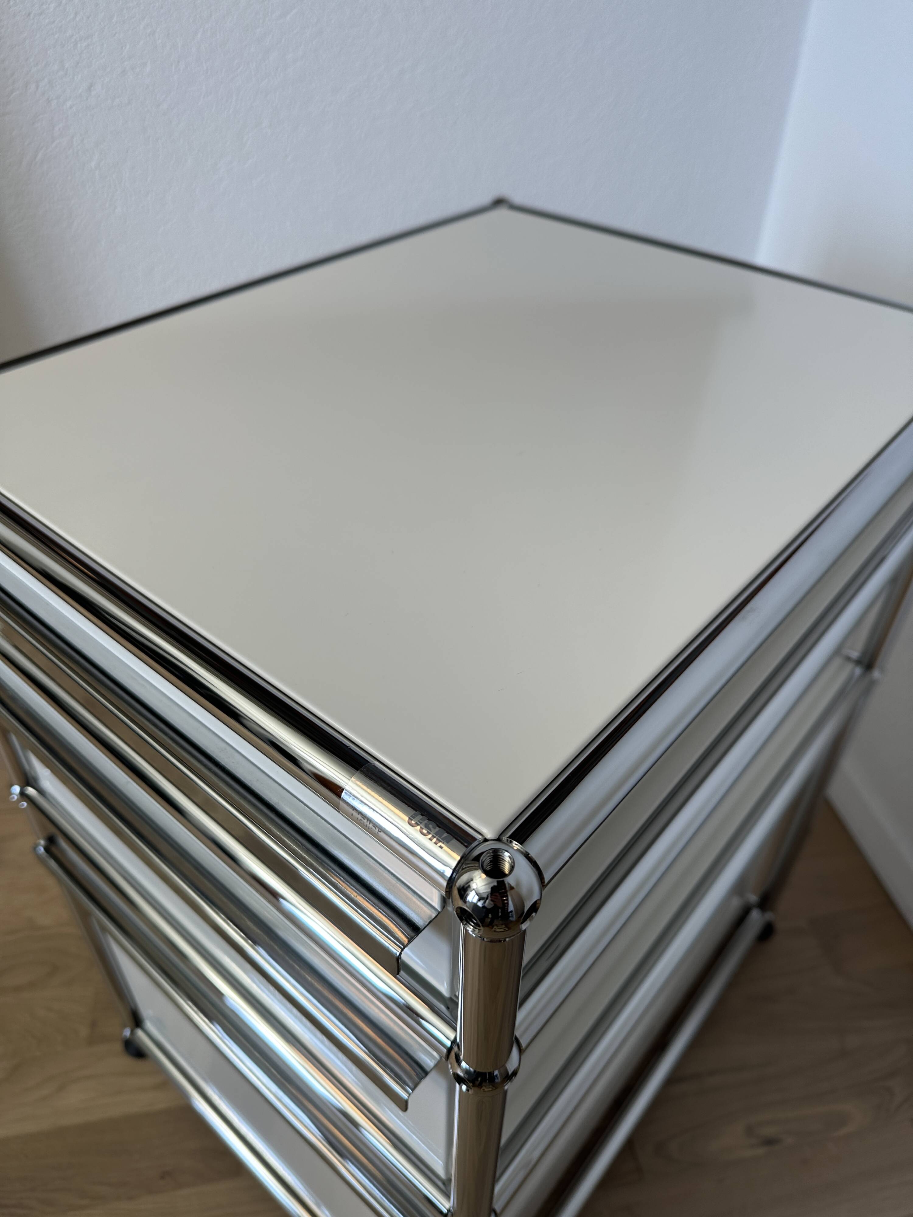 USM Haller wheeled caisson in Pure White