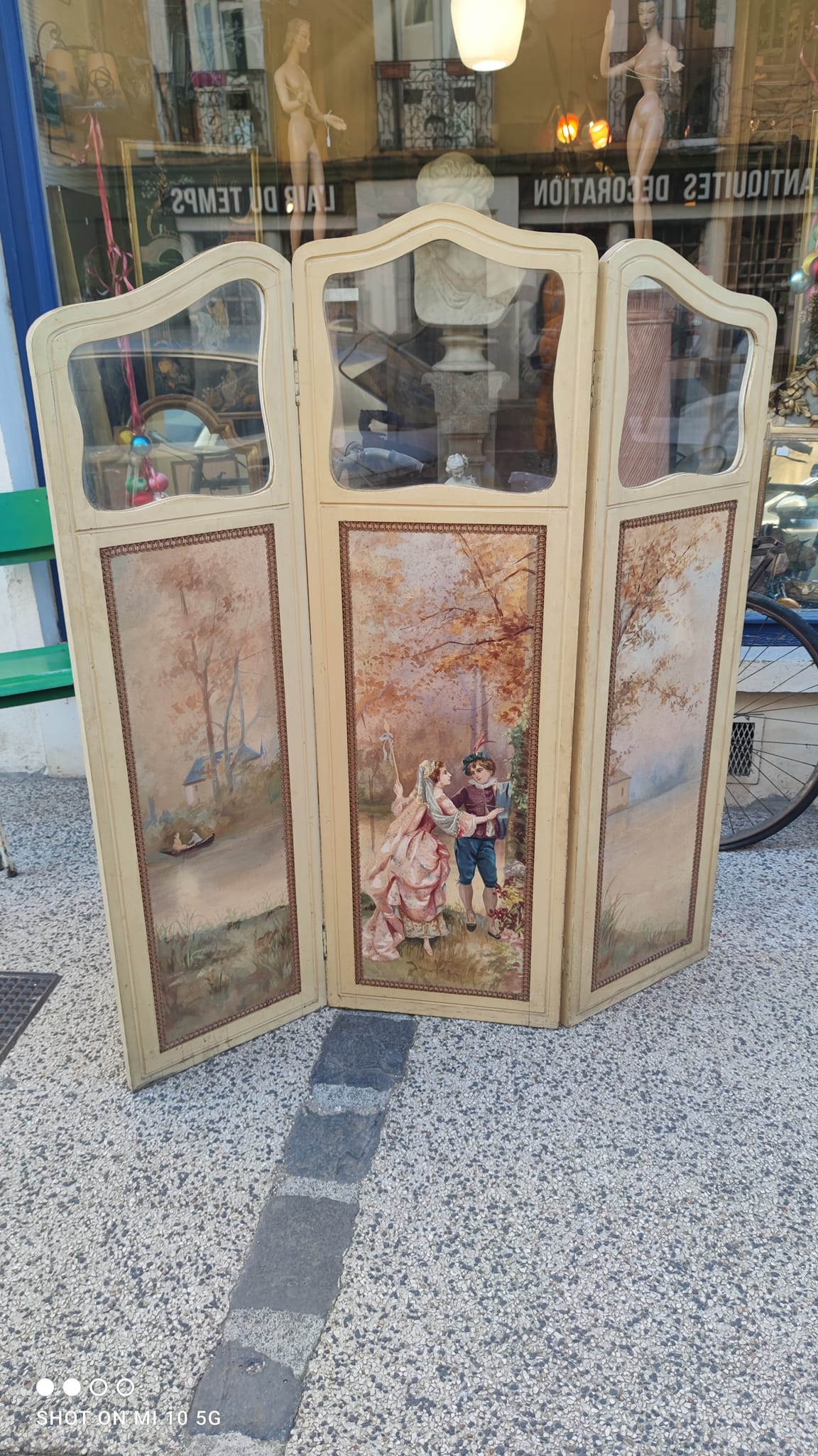 Folding screen or folding screen made of painted wood and painted canvas