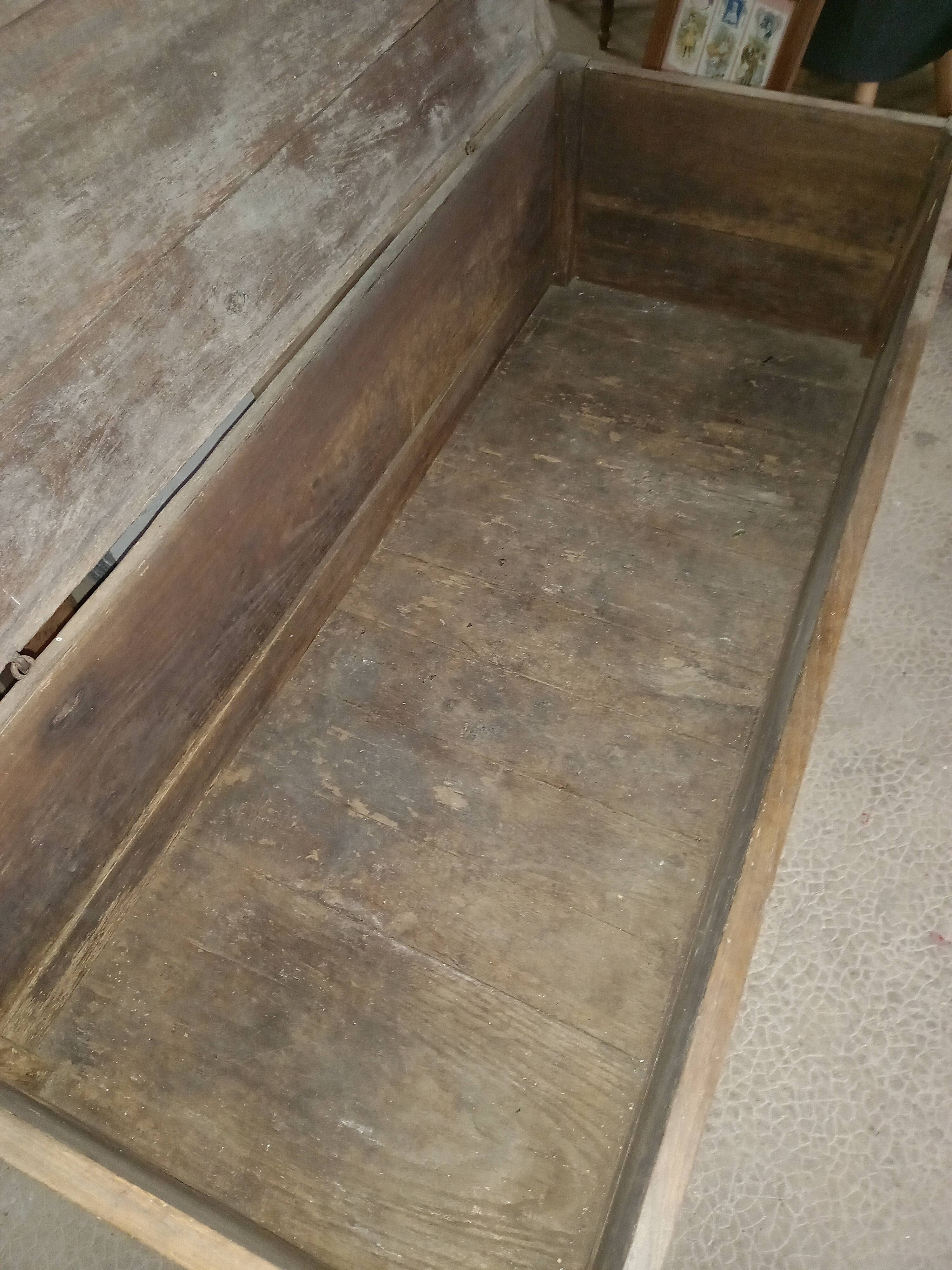 Maie. Solid wood chest