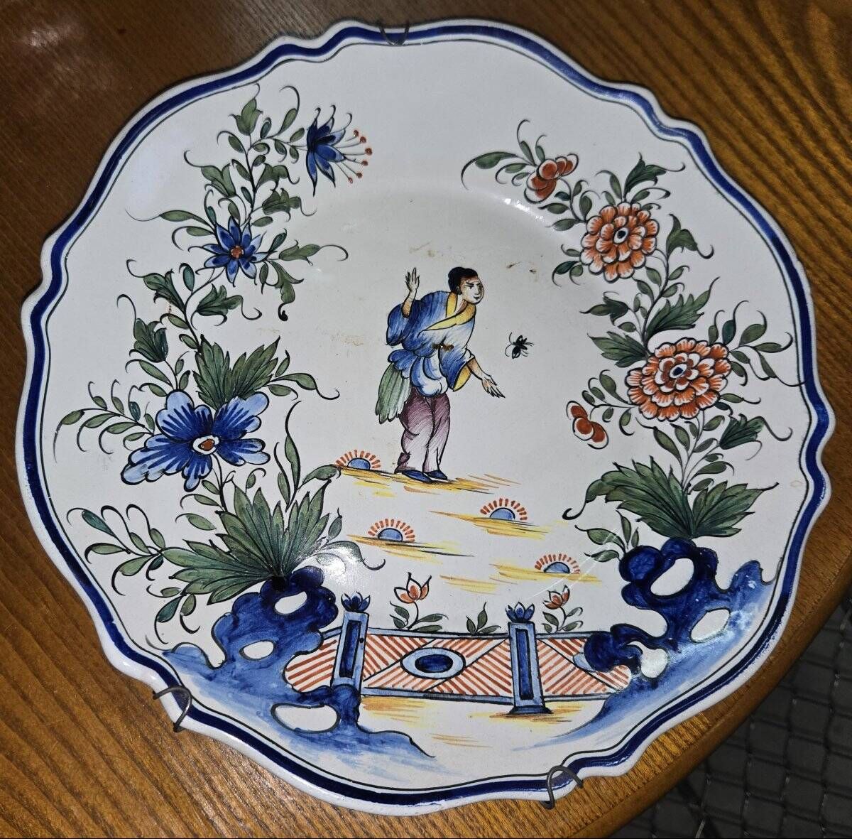 Ceramic dish with Chinese decorations
