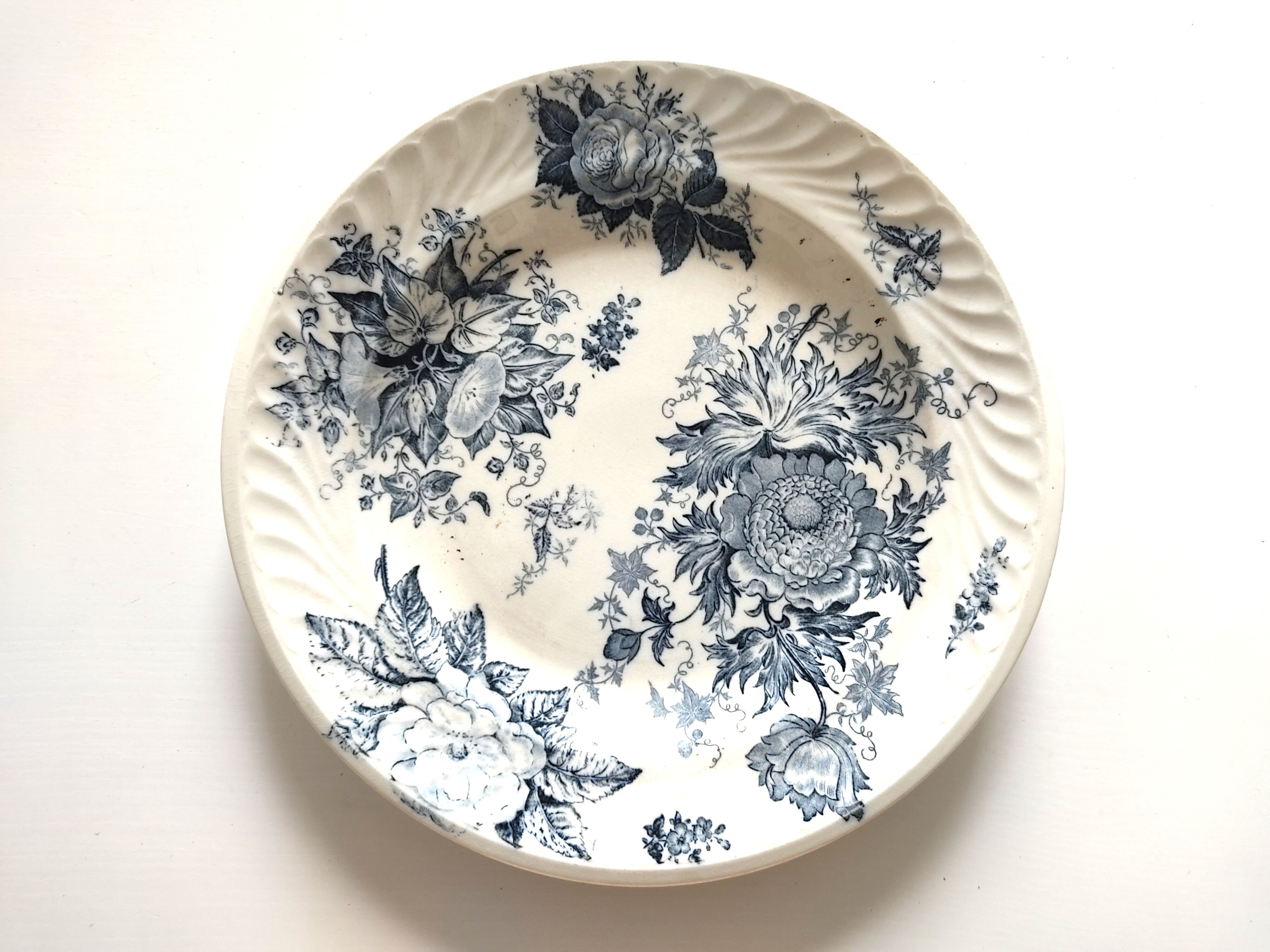 Flat earthenware blue flowers model Glory 31.5 cm