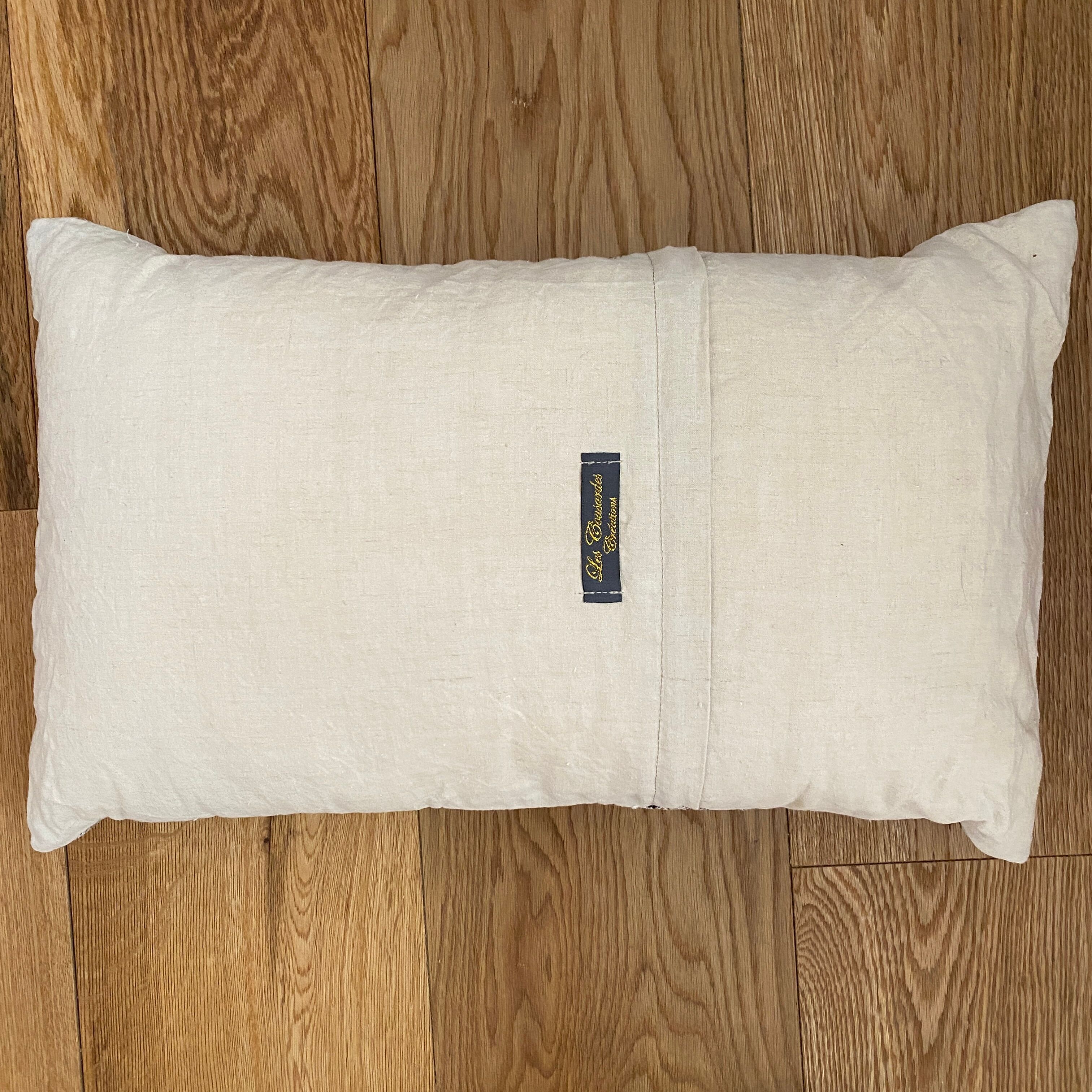 Coussin en toile ancienne style kilim tissé, patché