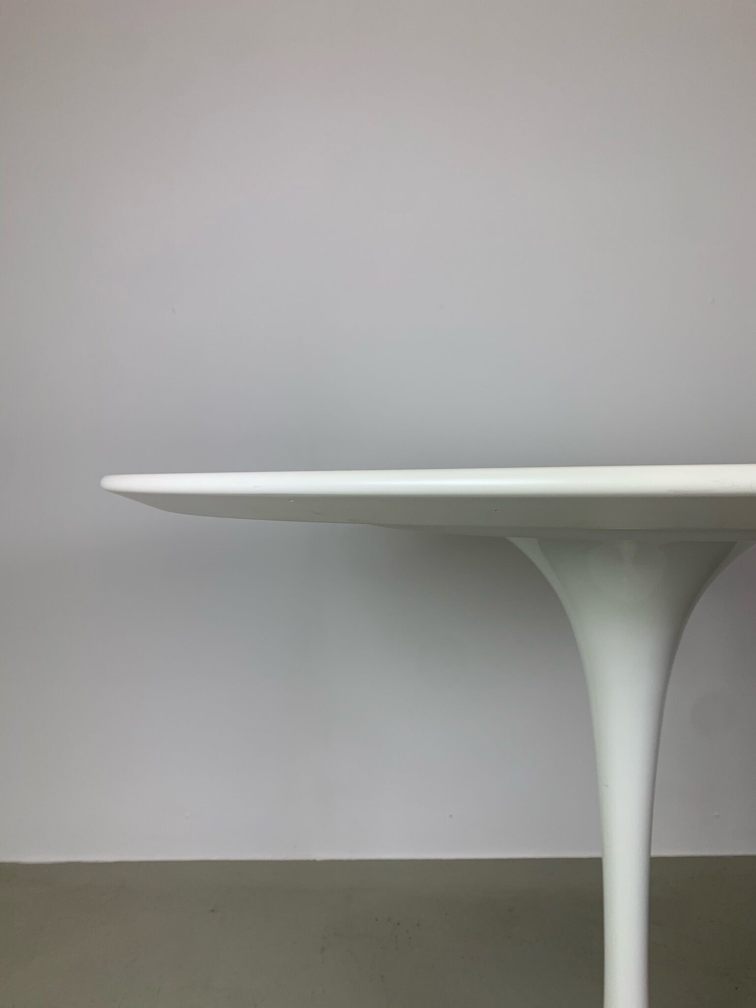 Eero Saarinen Tulip Dining Table white