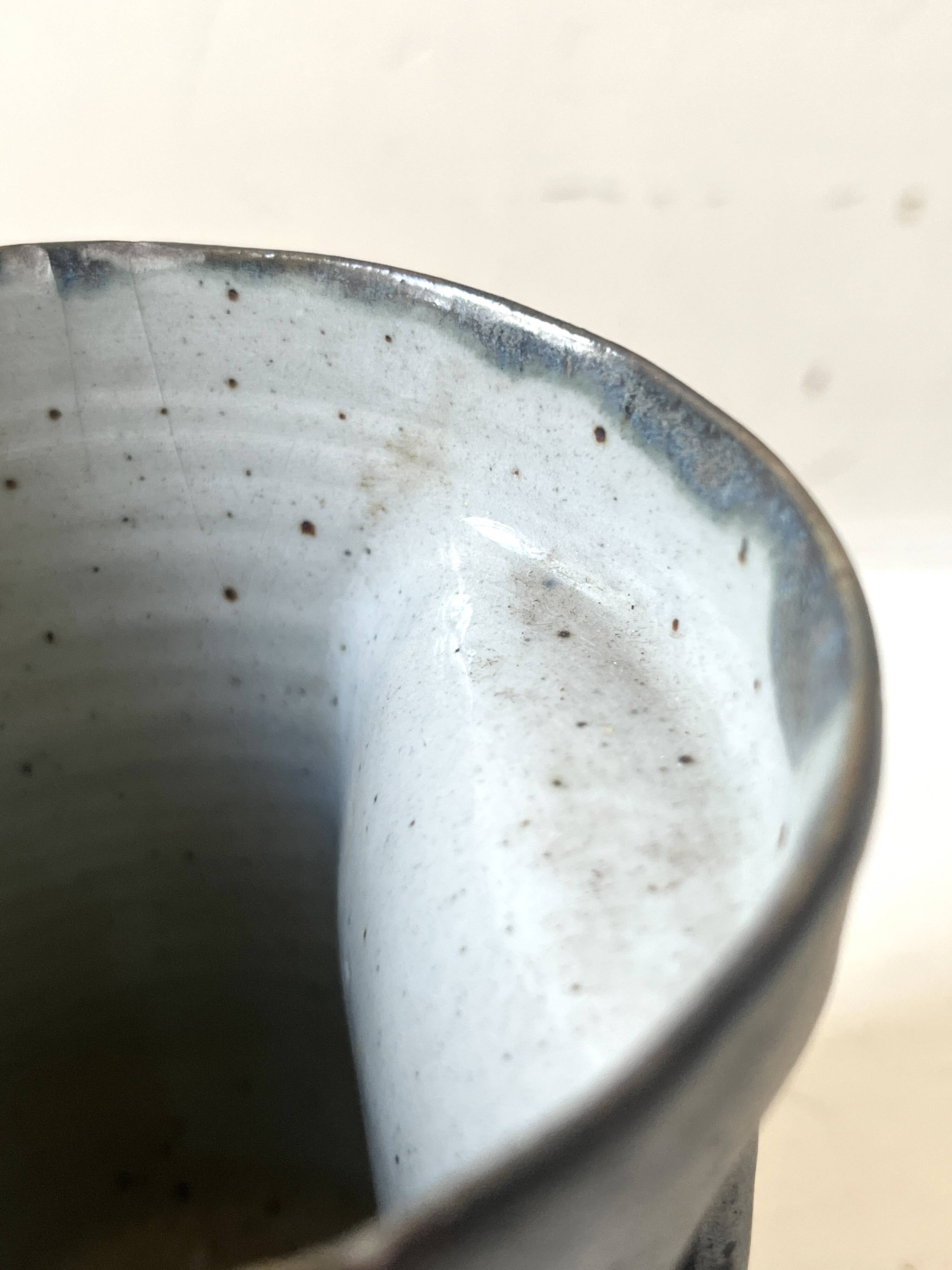 Vase design et sculptural en gres noir bleuté, Goron Vivien