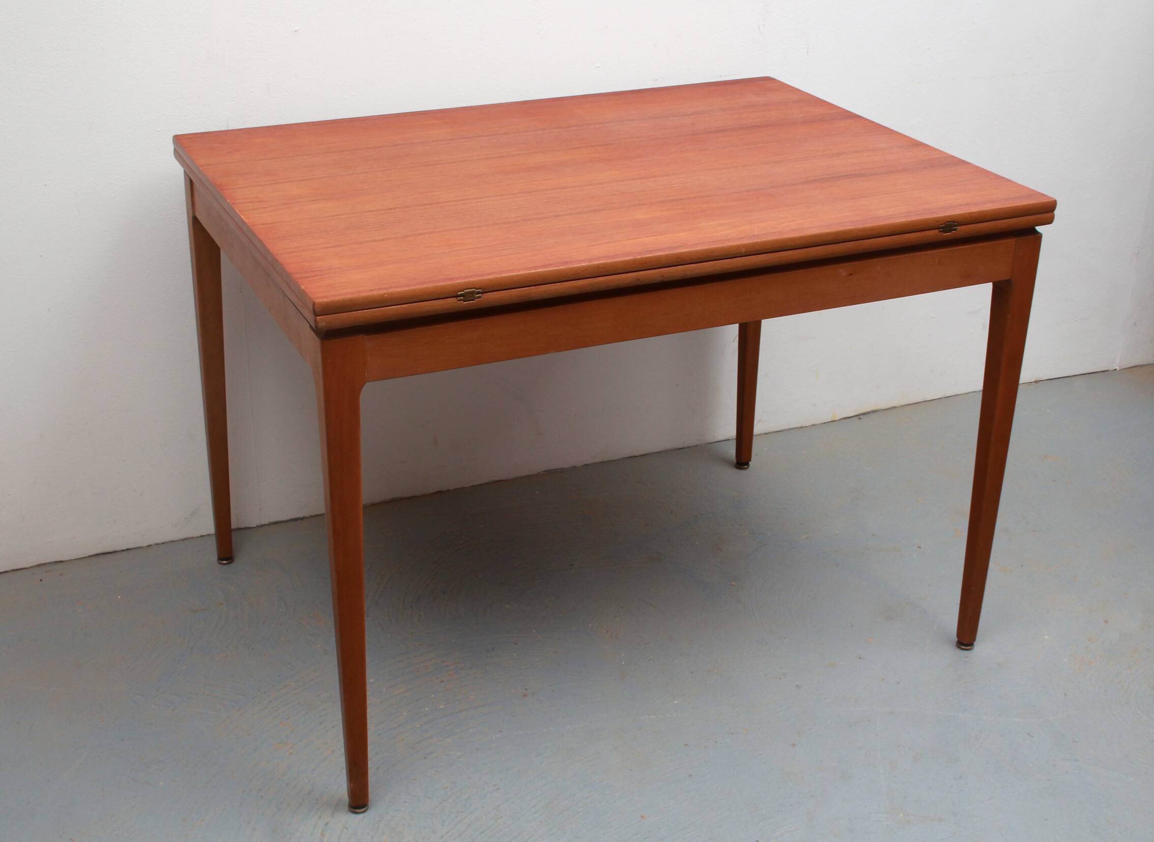 1960s extendible dining table in teakwood