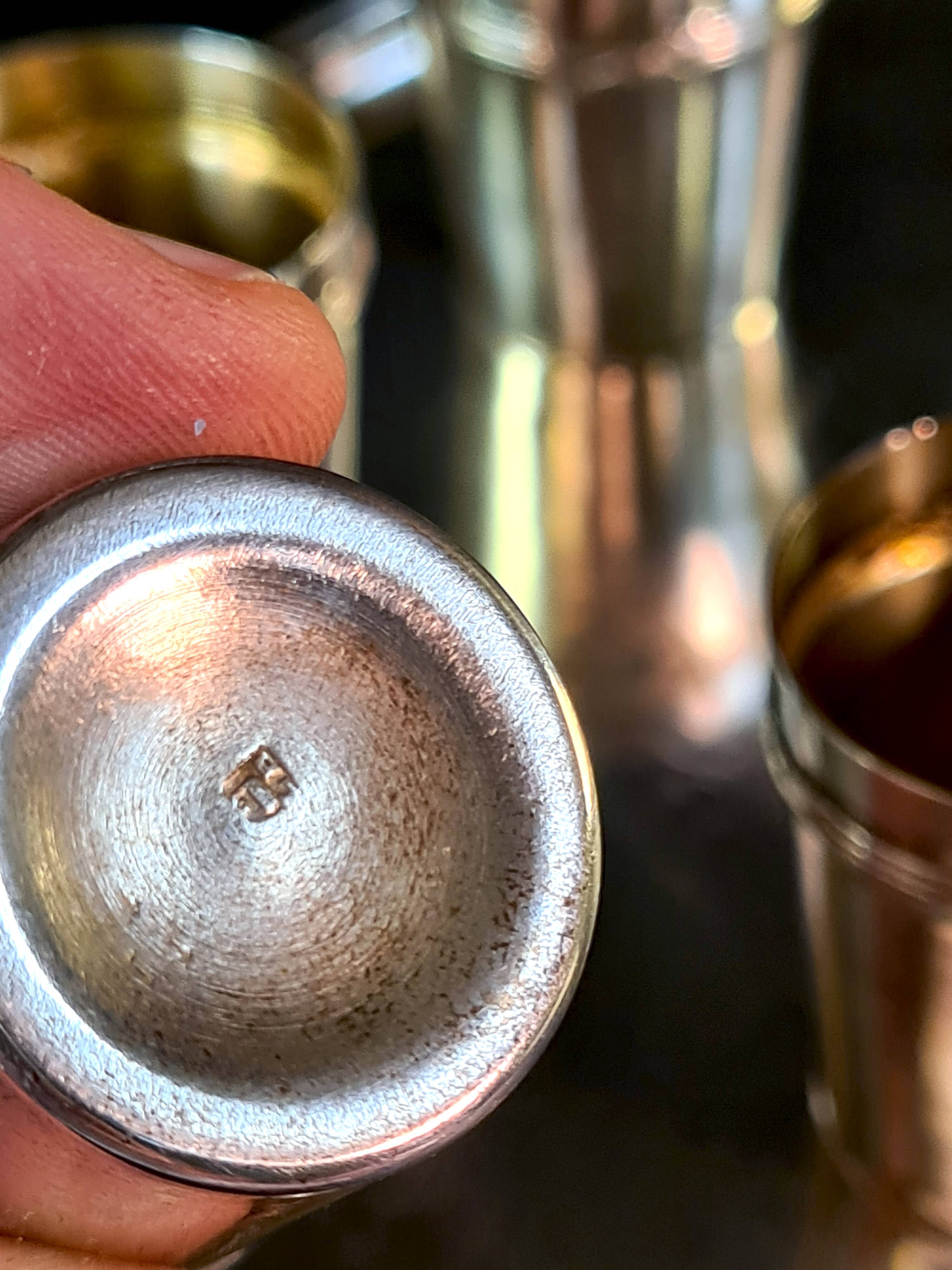 Élégance à l’ancienne : Service à vodka en métal argenté