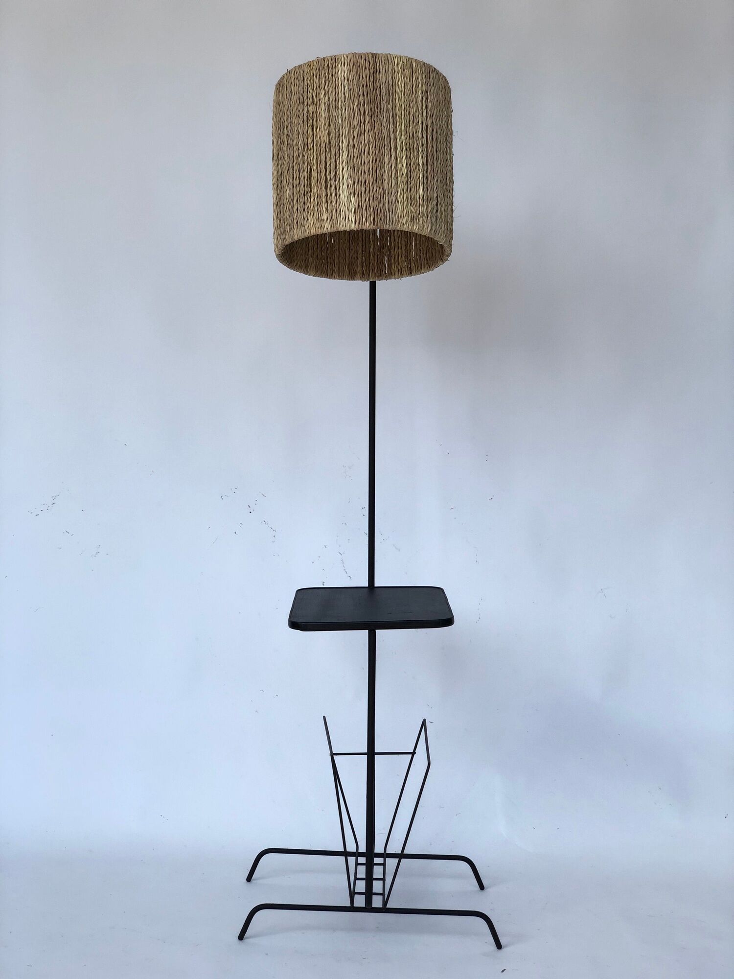 Lampadaire porte-revues en fer forgé, abat-jour en corde 1960