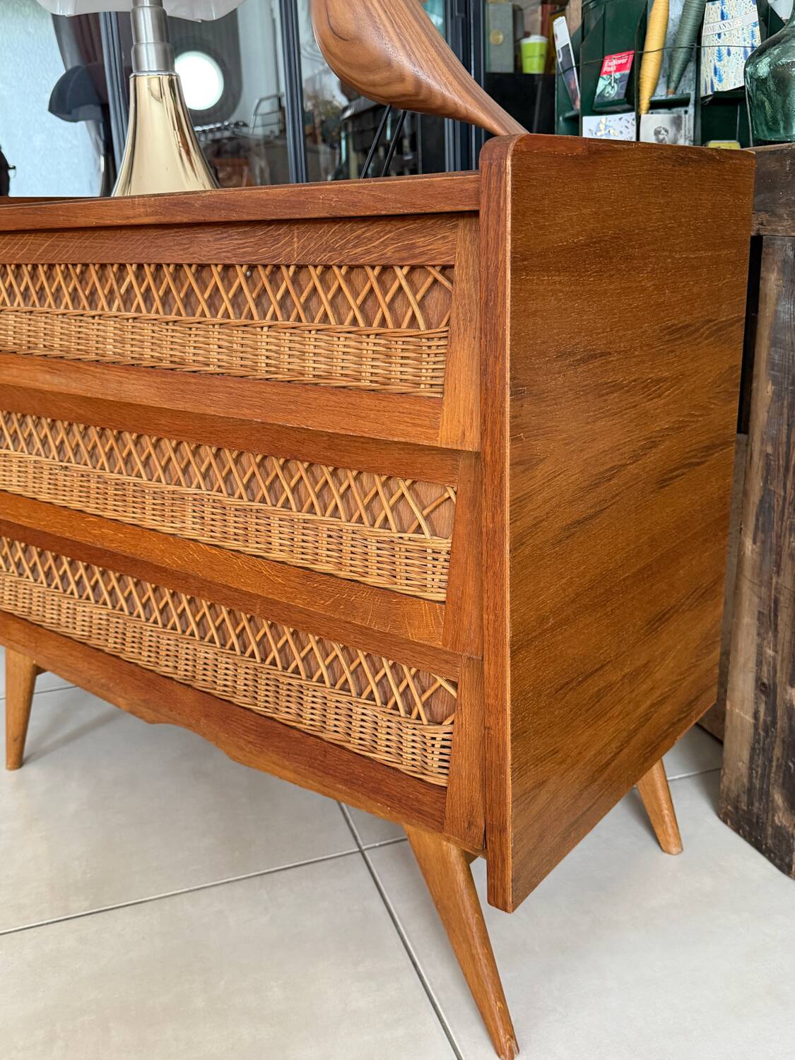 Commode en bois et rotin vintage pieds compas
