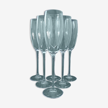 Suite de six flutes à champagne en cristal