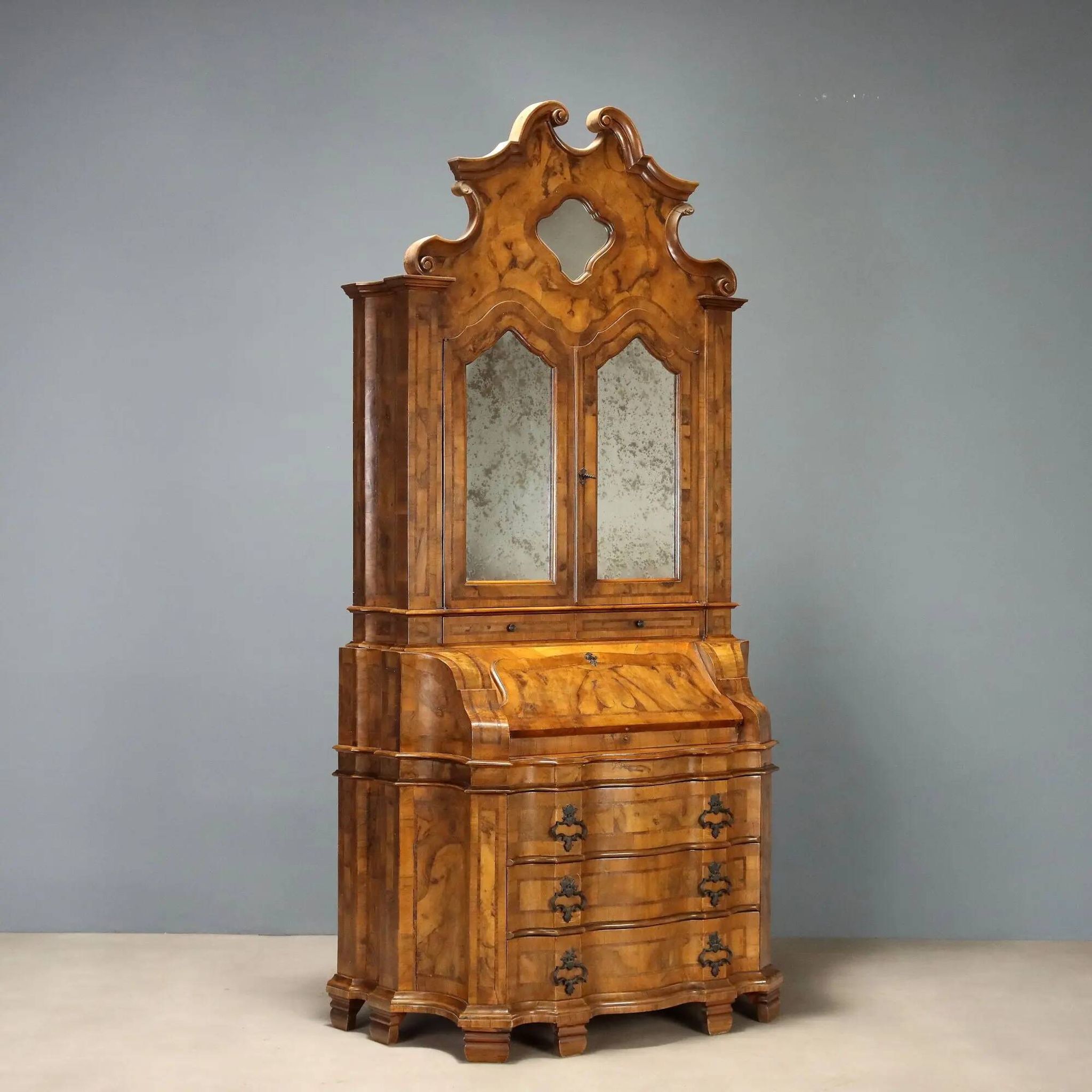 Antique trumeau in walnut and walnut burl, Italy, early 20th century.