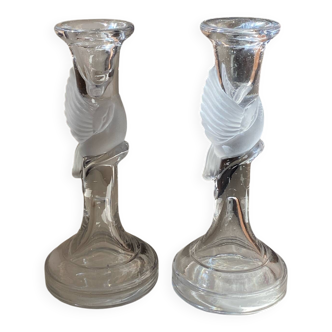 Paire de bougeoirs, décor colombes, en verre