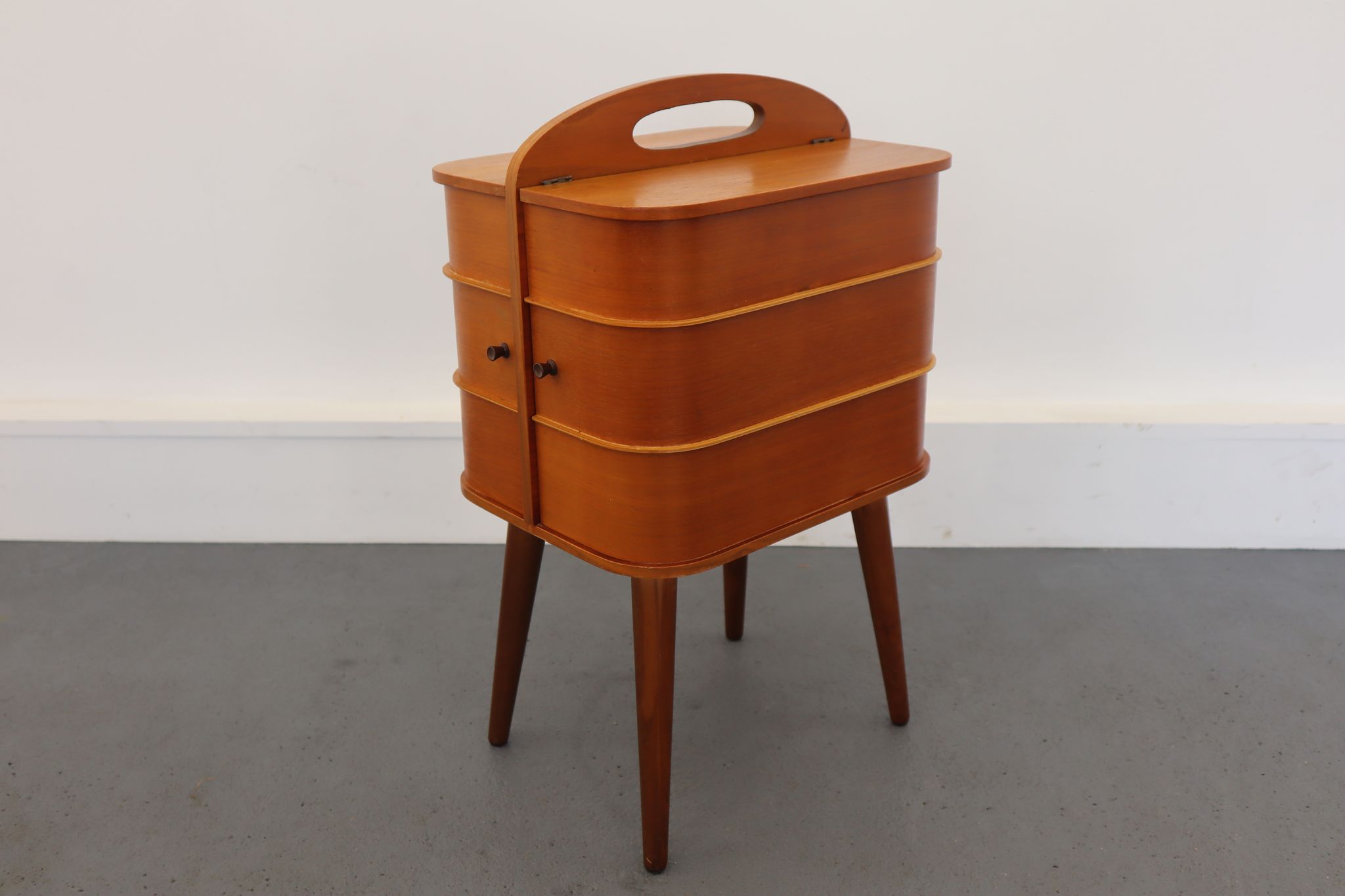 Travailleuse en bois années 1960