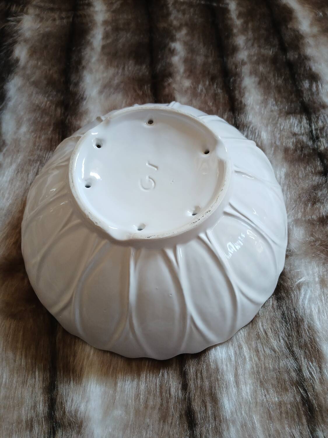 Plate + fruit drainer in earthenware
