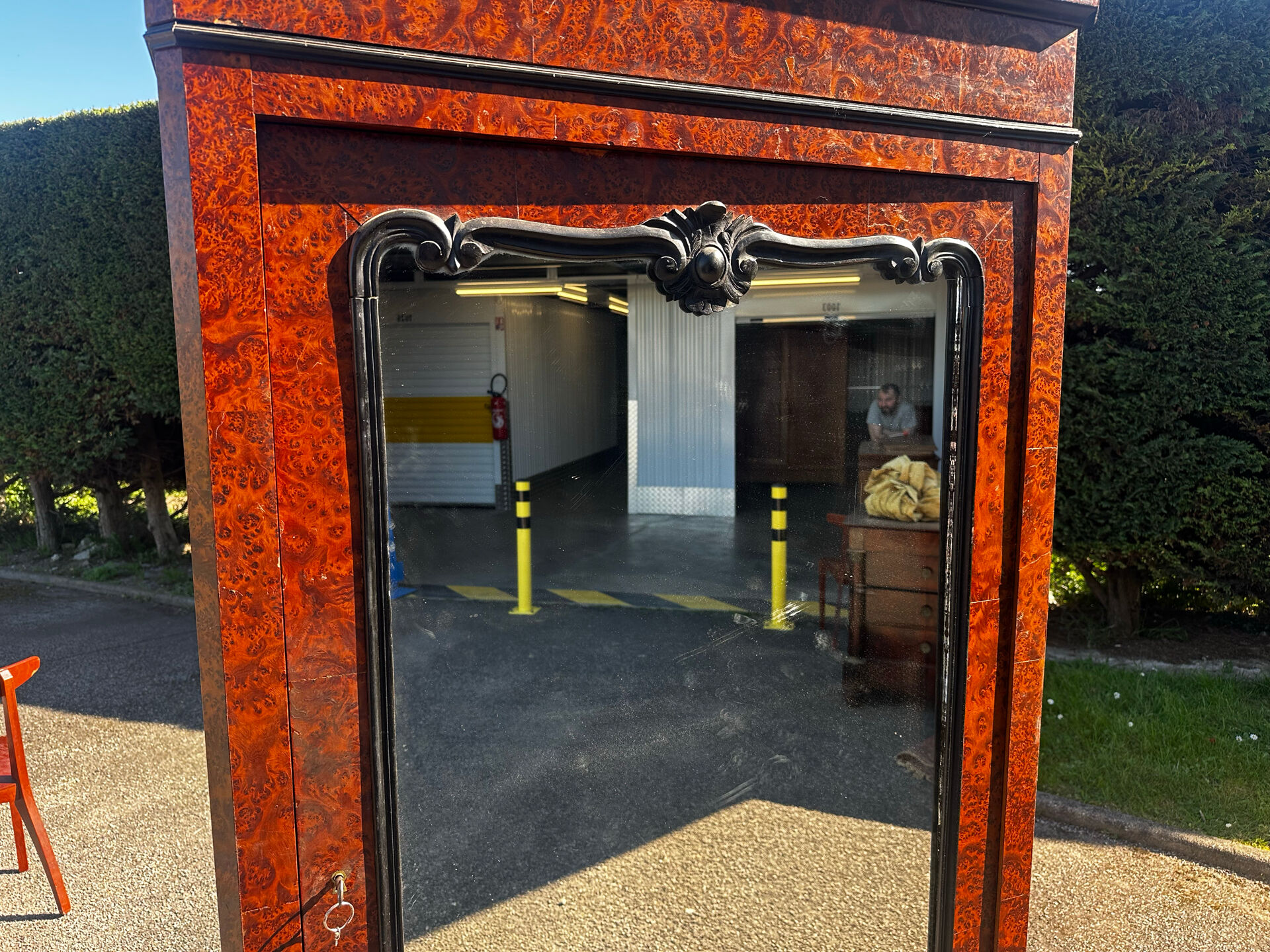 Armoire à glace Napoléon III en placage de loupe