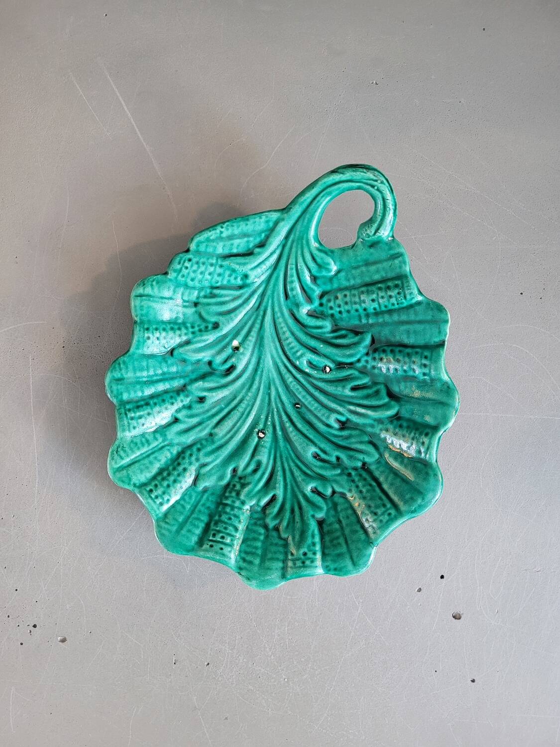 Green ceramic leaf tray