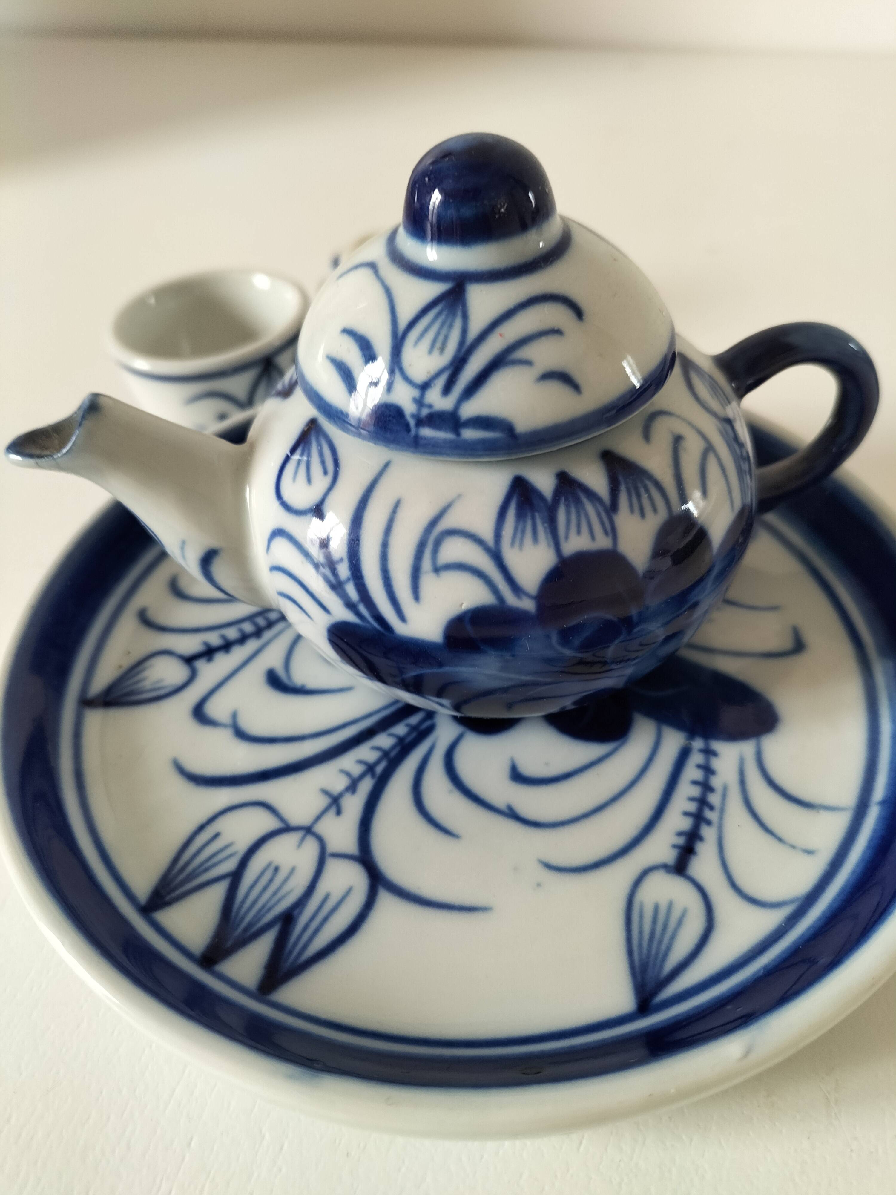 Small blue and white sake set – teapot, 5 cups and tray.