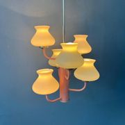 Lustre mid-century en verre opaline blanc avec structure rose