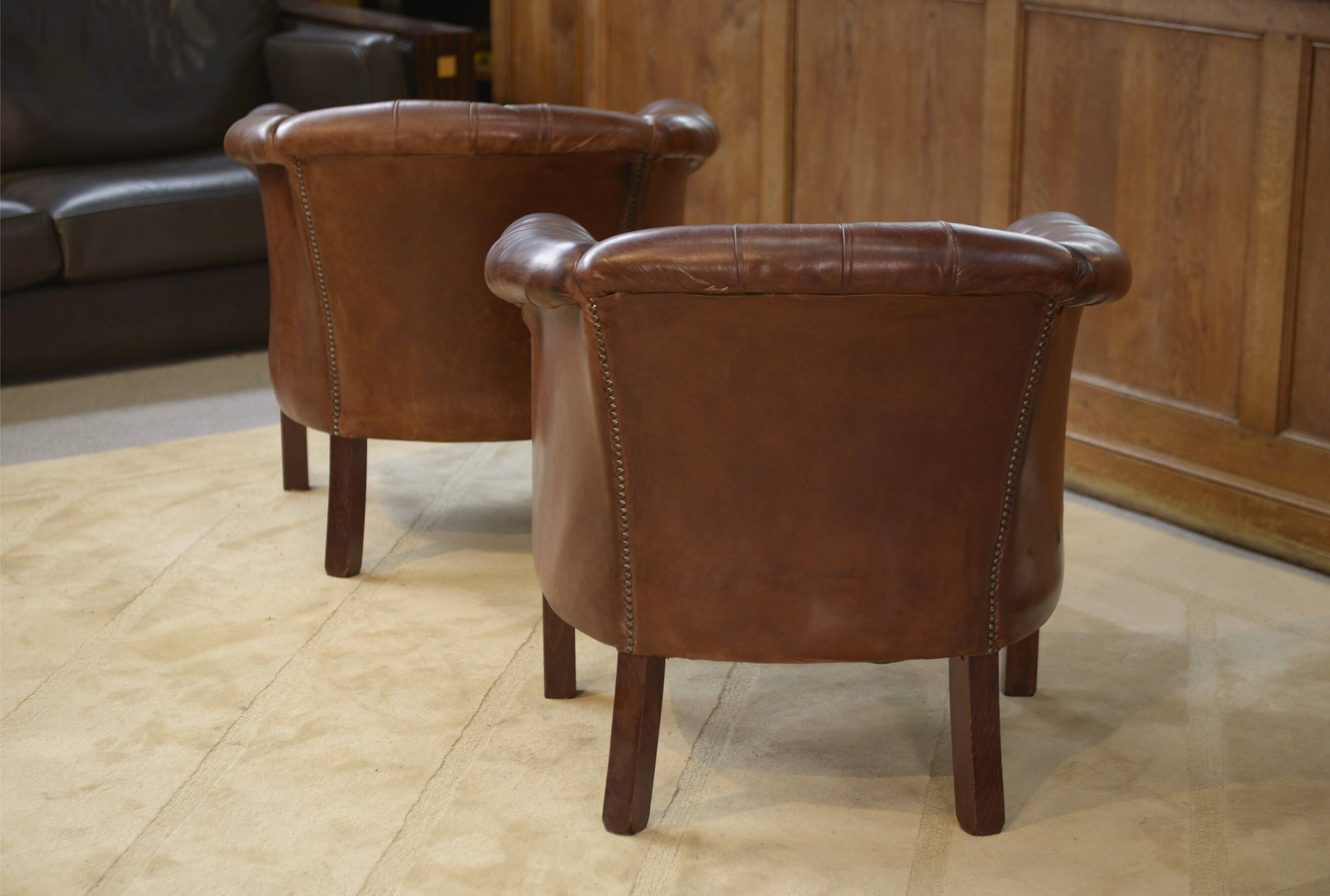 Paire de fauteuils Club capitonnés en cuir