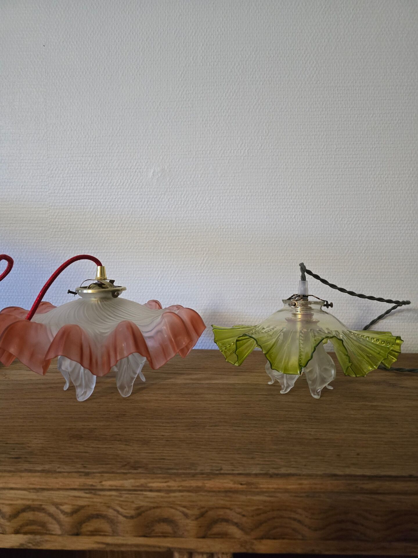 Double tulip light suspension - Transparent fluted glass at the edges.
