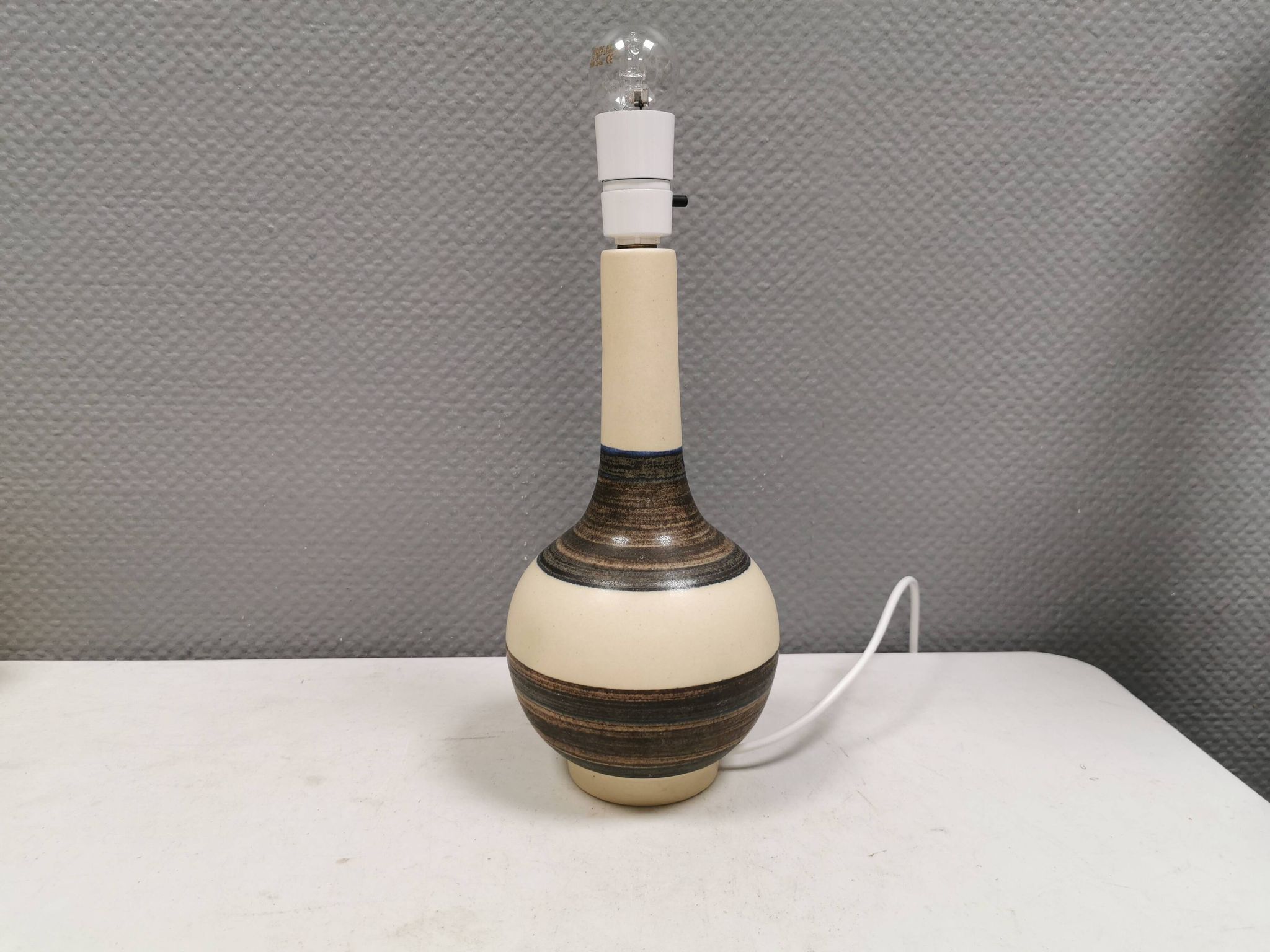 Beautiful table lamp in Ceramic, Danish and from the 1970-80s.