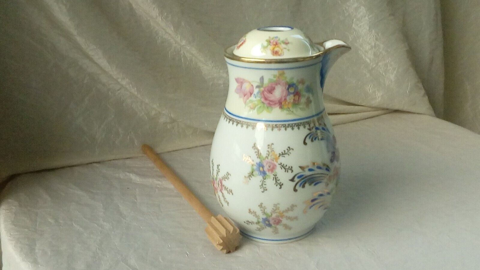 Limoges porcelain chocolatiere with its moussoir