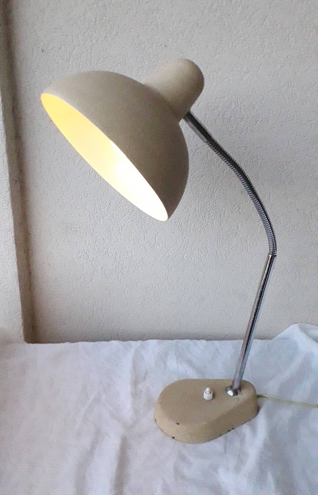Articulated desk lamp