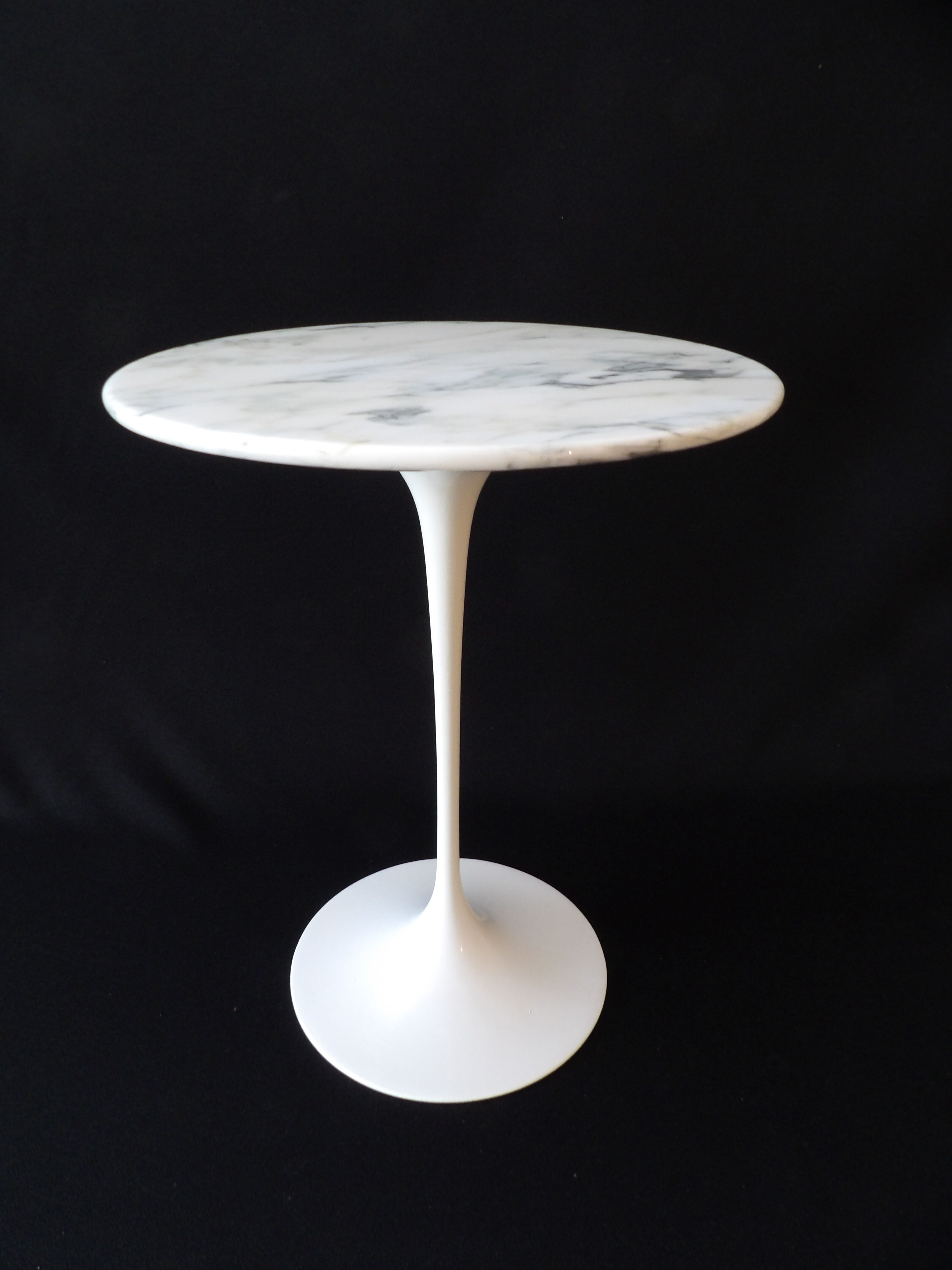 Tulip side table by Eero Saarinen for Knoll International