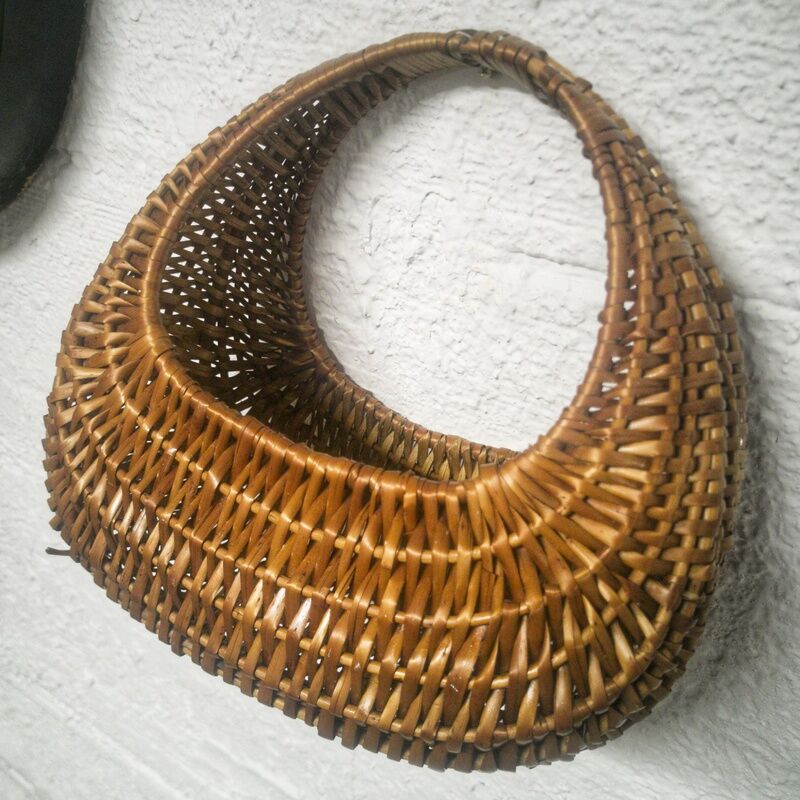Woven wicker gondola basket