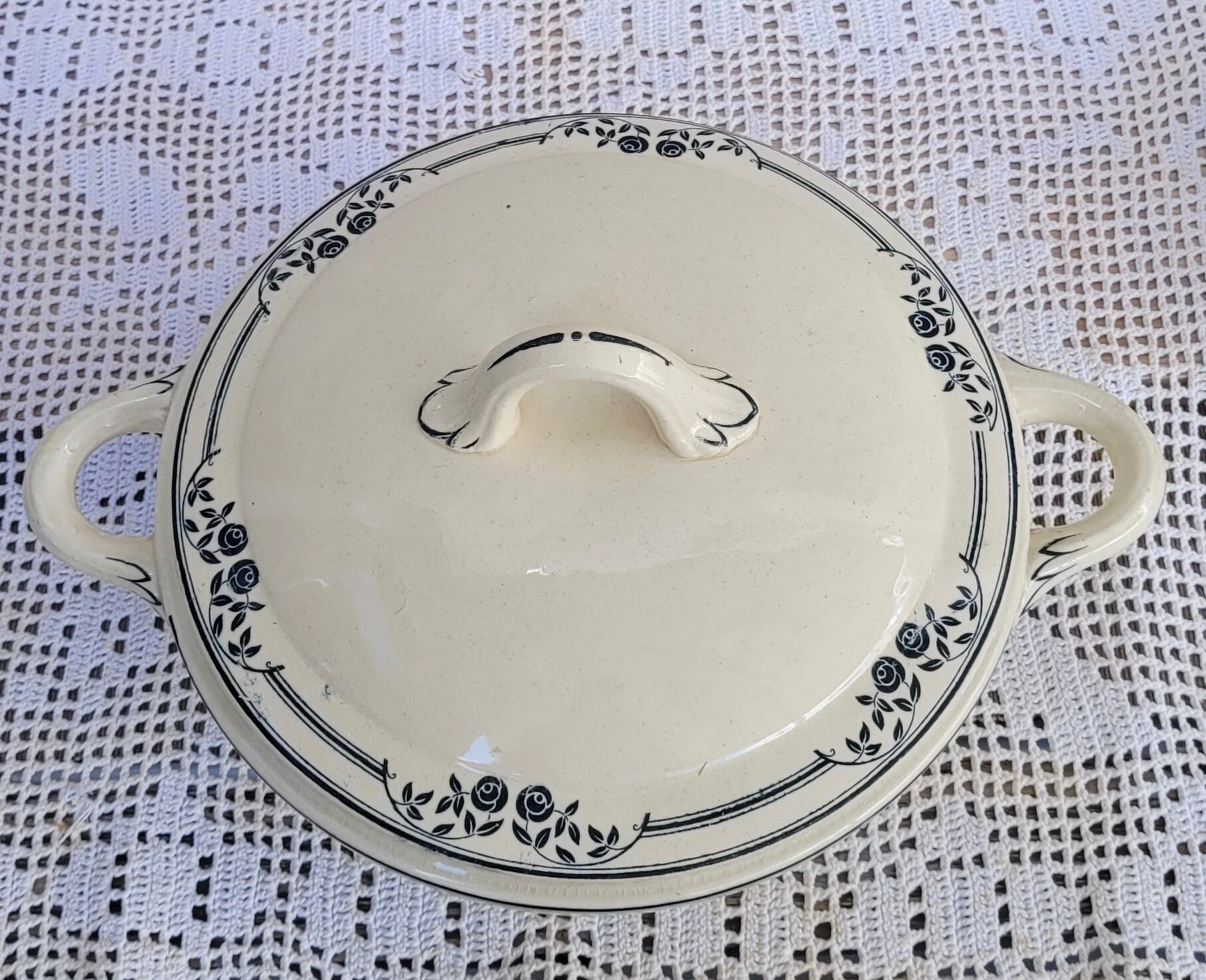 Soupière Salins, terre de fer, blue flower decoration