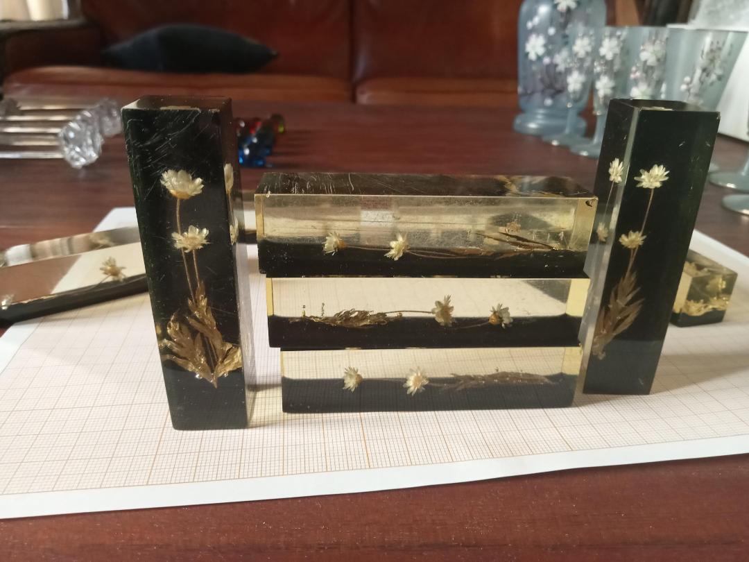 Knife holders in bakelite and gold leaf