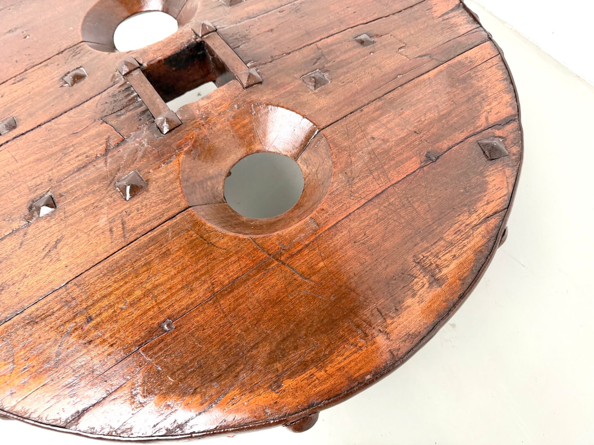 Brutalist Circular Coffee Table in Solid Wood – Brazilian Folk Art