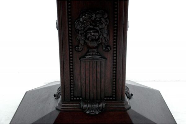 Ensemble table et chaises anciennes, Europe occidentale, début du XXe siècle.