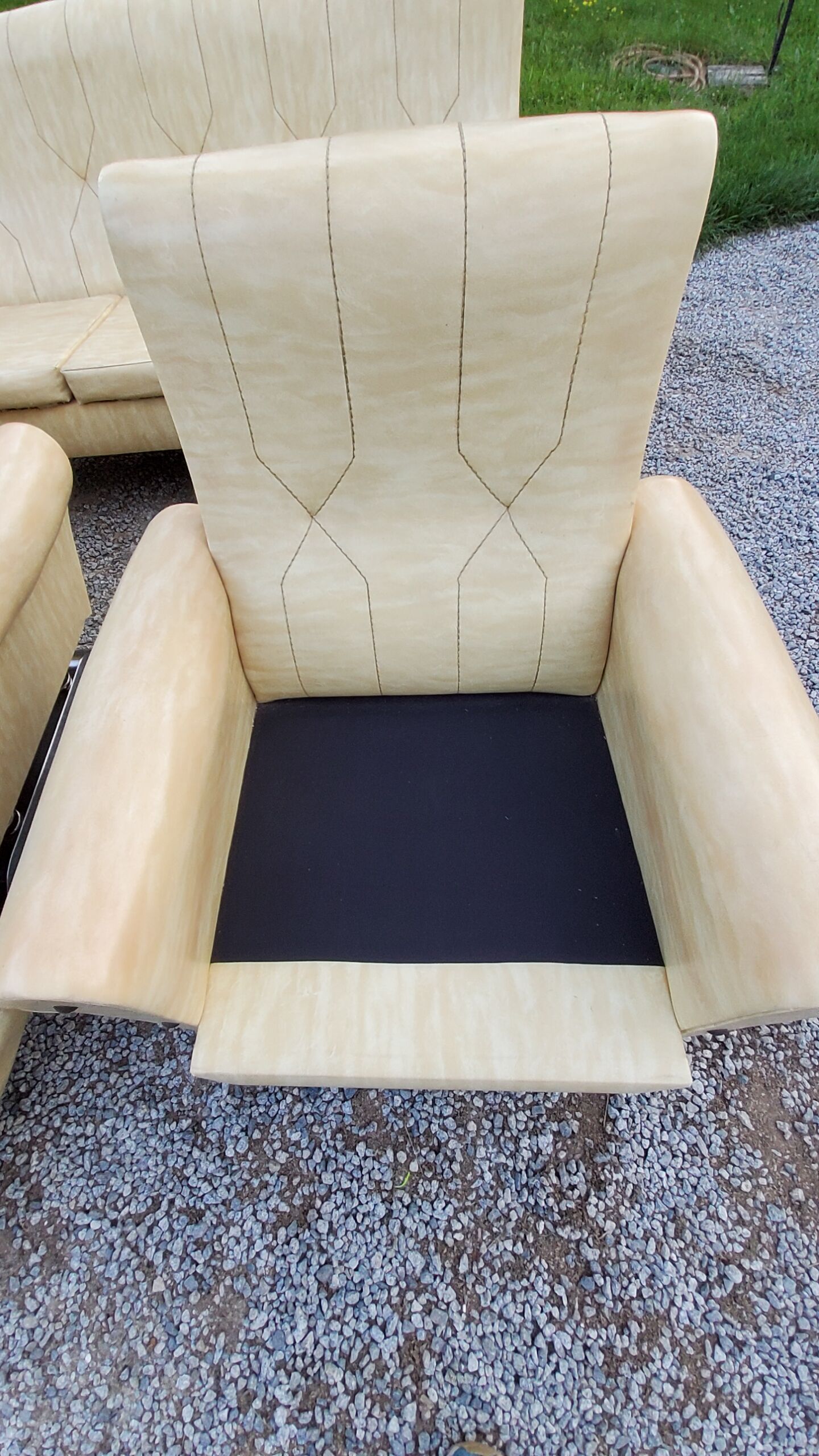Fauteuils et canapé des années 60/70 en moleskine et piètement chromé sur ressorts