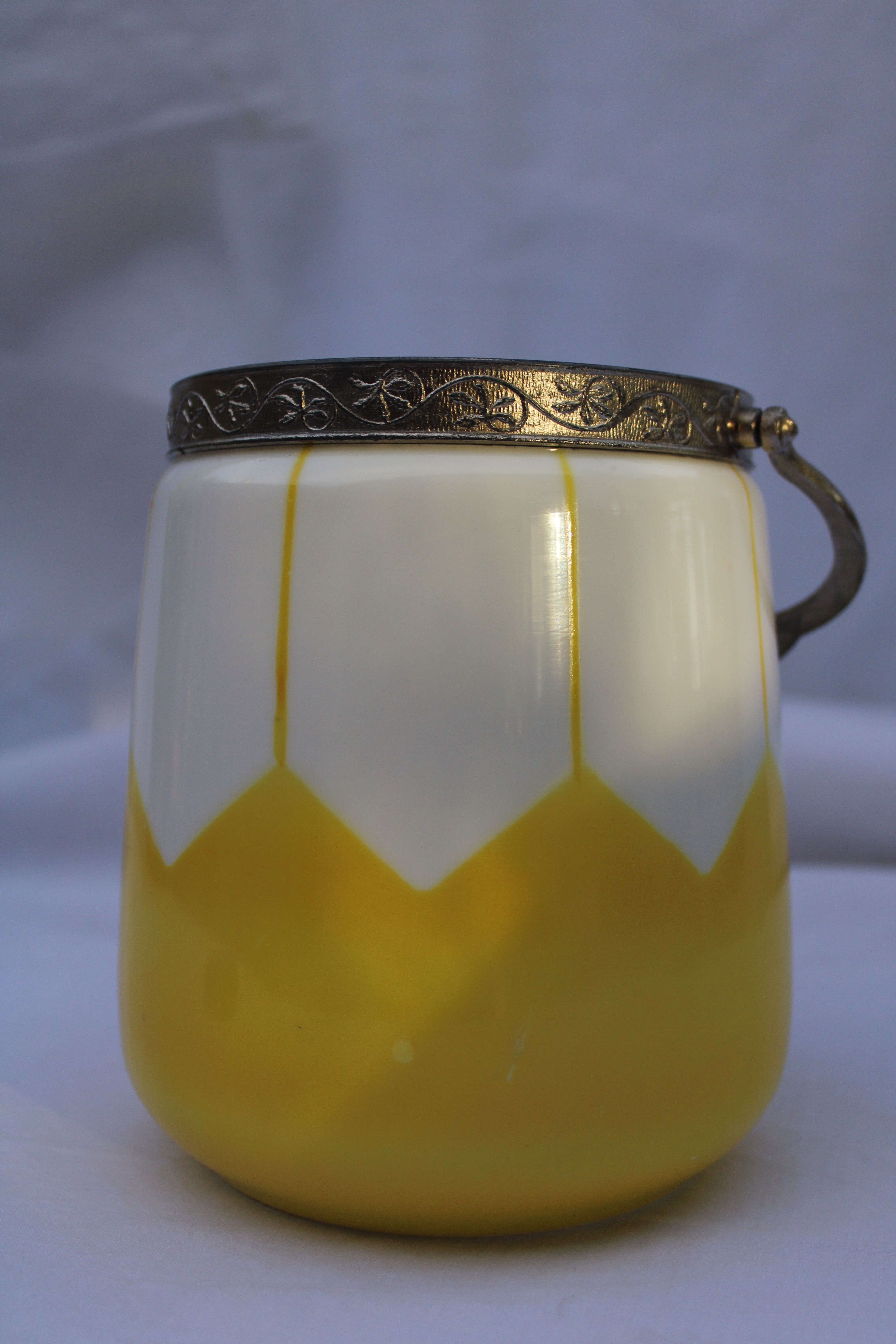 Ancien seau à glace opaline blanche et jaune