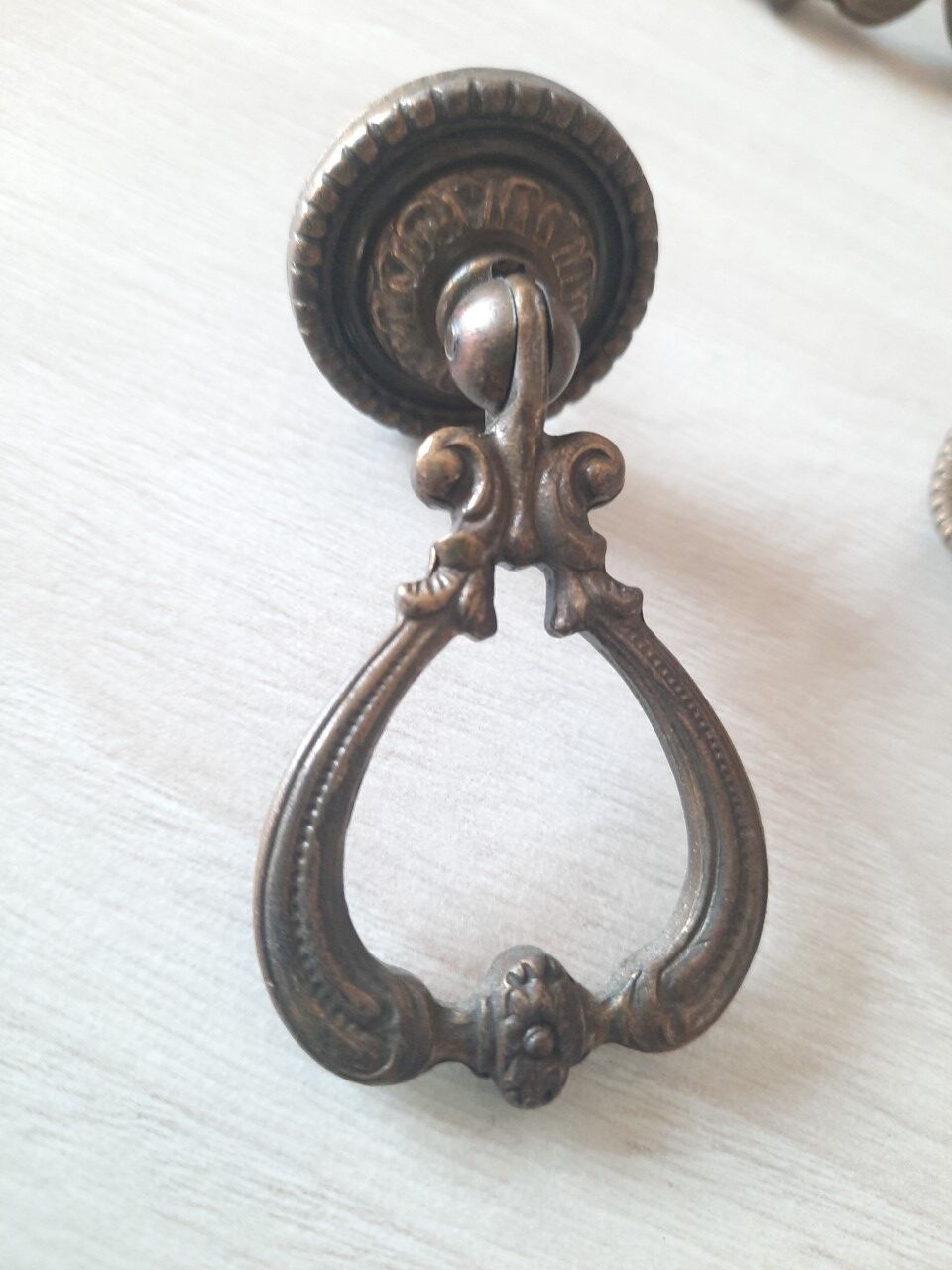 Lot de 4 poignées anciennes et 2 boutons en laiton