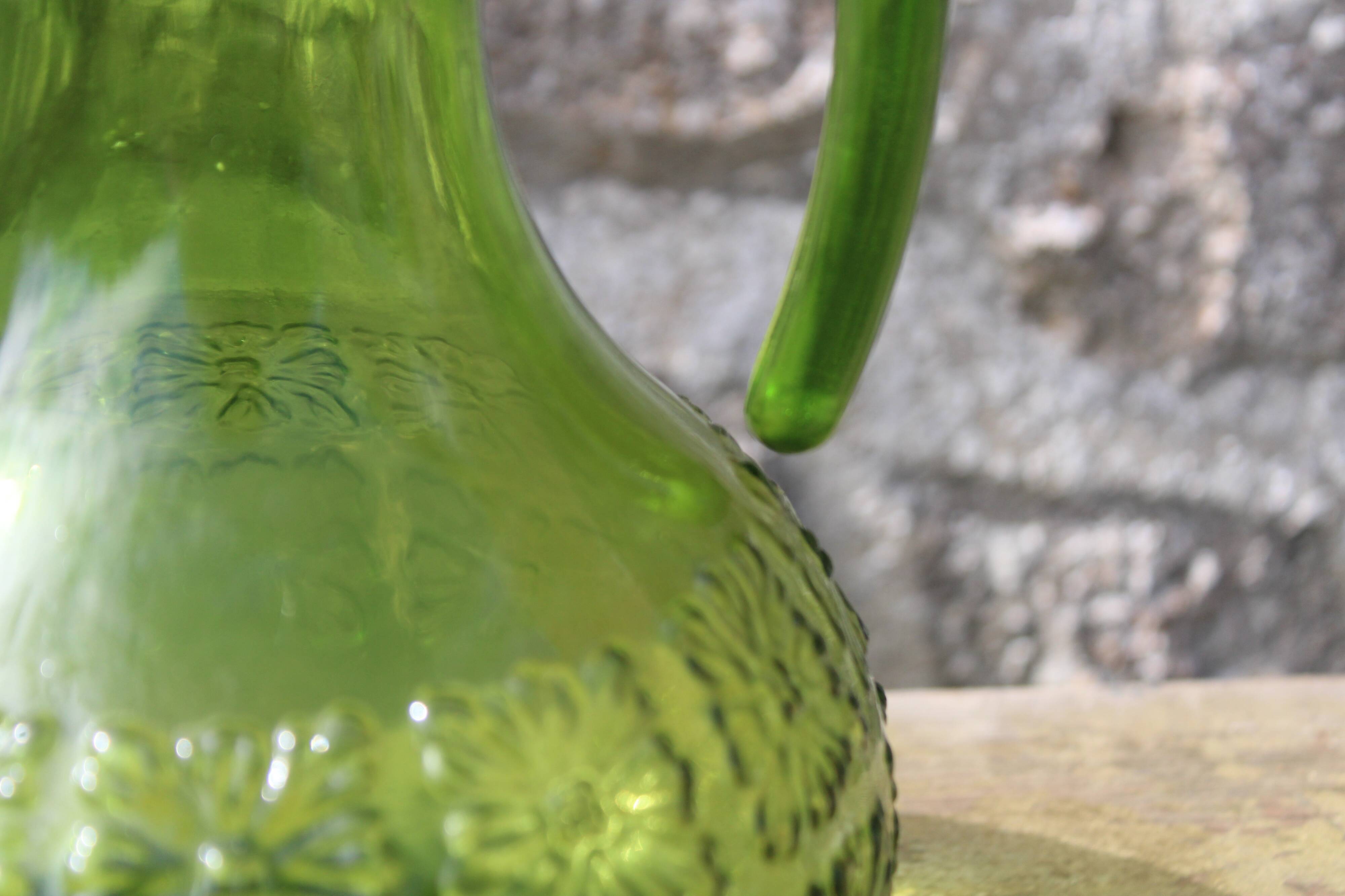 Pichet ancien vintage en verre moulé vert relief fleuri – décoration rétro